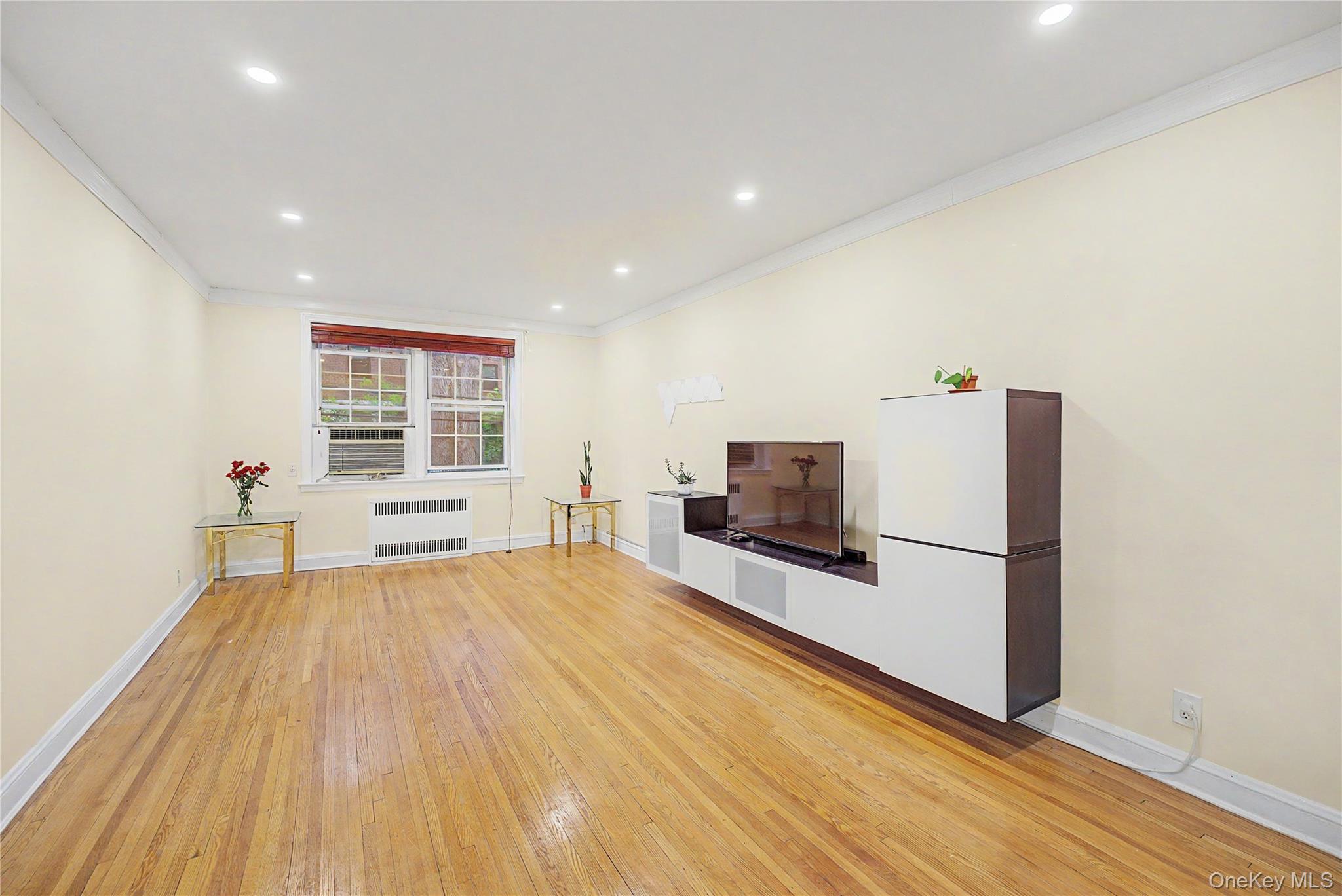 10 Welwyn Road, Unit 2C Great Neck, NY 11021 - Photo 7 of 18