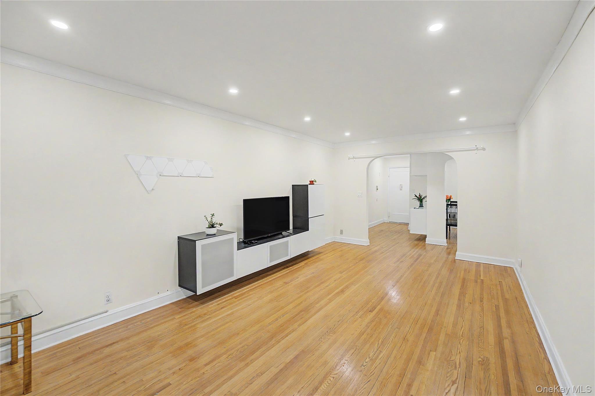 10 Welwyn Road, Unit 2C Great Neck, NY 11021 - Photo 8 of 18