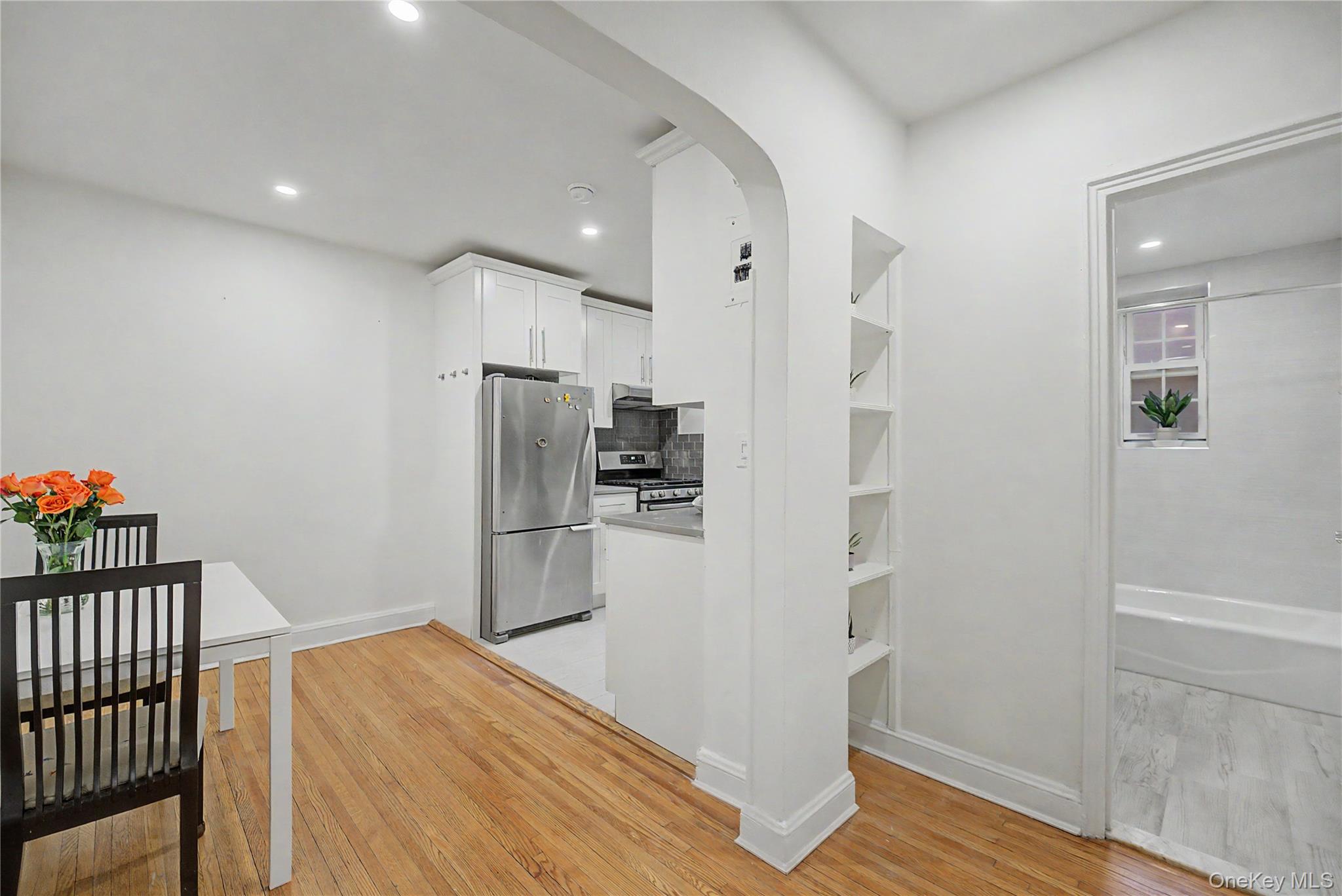 10 Welwyn Road, Unit 2C Great Neck, NY 11021 - Photo 9 of 18