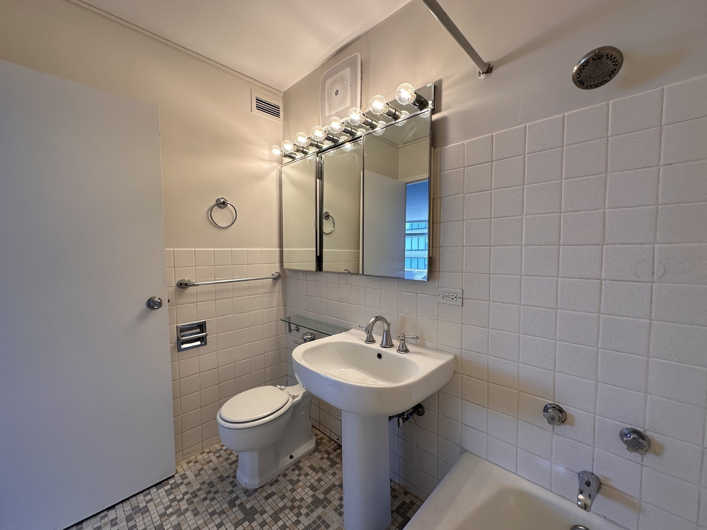 5757 North Sheridan Road, Unit 17C Chicago, IL 60660 - Photo 15 of 21