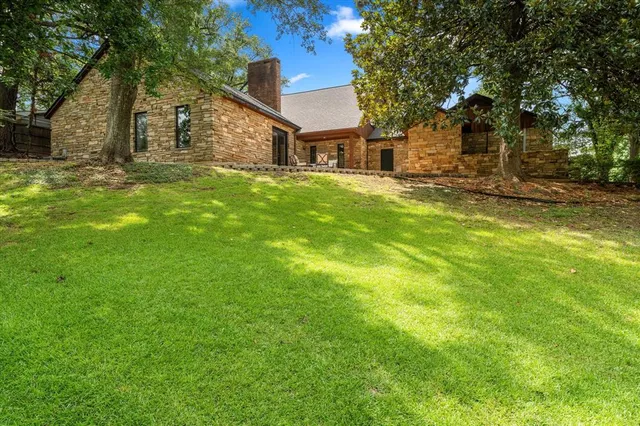 a view of a yard in front of a house