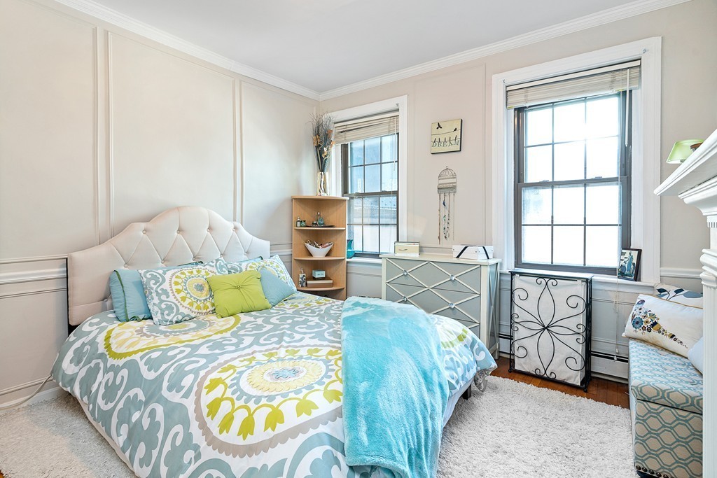 8 Lindall Place, Unit 2 Boston, MA 02114 - Photo 6 of 21 a bedroom with a bed and a window