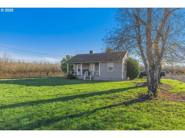 a view of a house with a yard