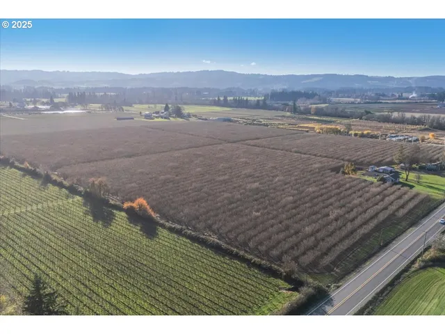 a view of an outdoor space and city view