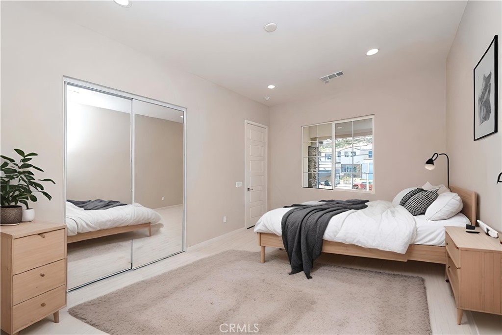 6521 Canyon Oaks Drive Simi Valley, CA 93063 - Photo 15 of 39 a bedroom with a bed and a window