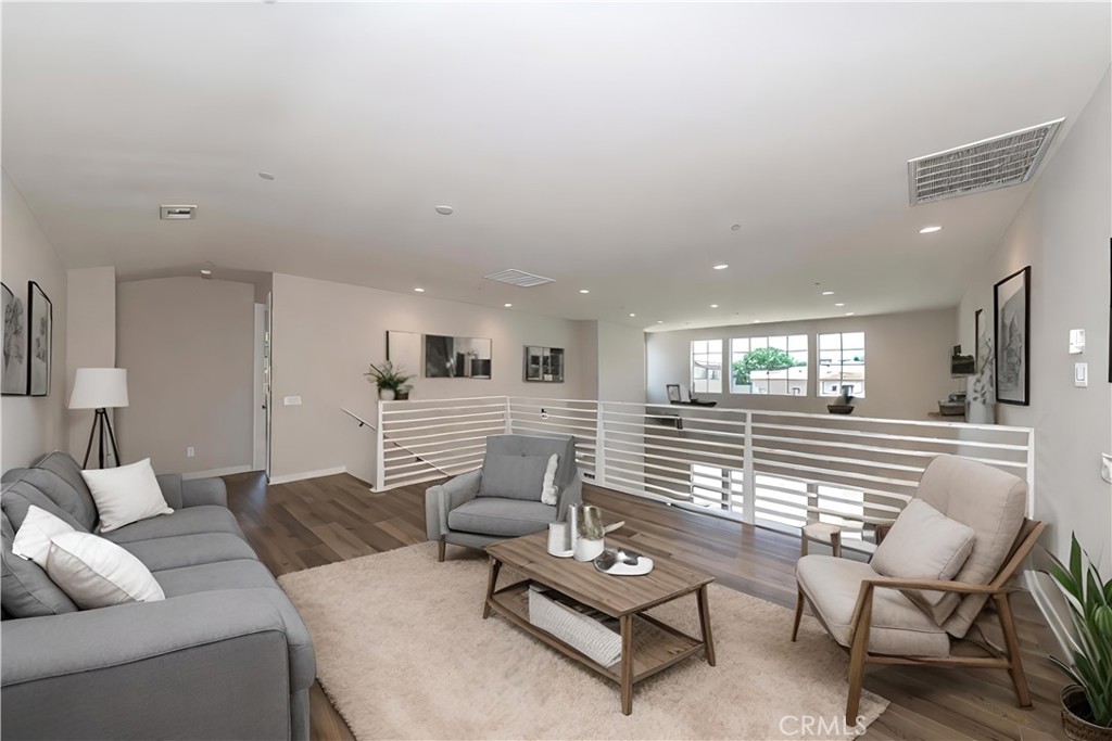 6521 Canyon Oaks Drive Simi Valley, CA 93063 - Photo 19 of 39 a living room with furniture