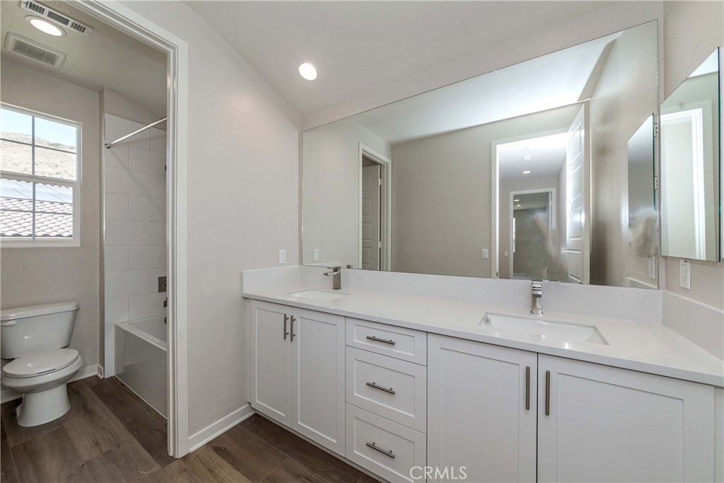 6521 Canyon Oaks Drive Simi Valley, CA 93063 - Photo 25 of 39 a spacious bathroom with a toilet sink and mirror