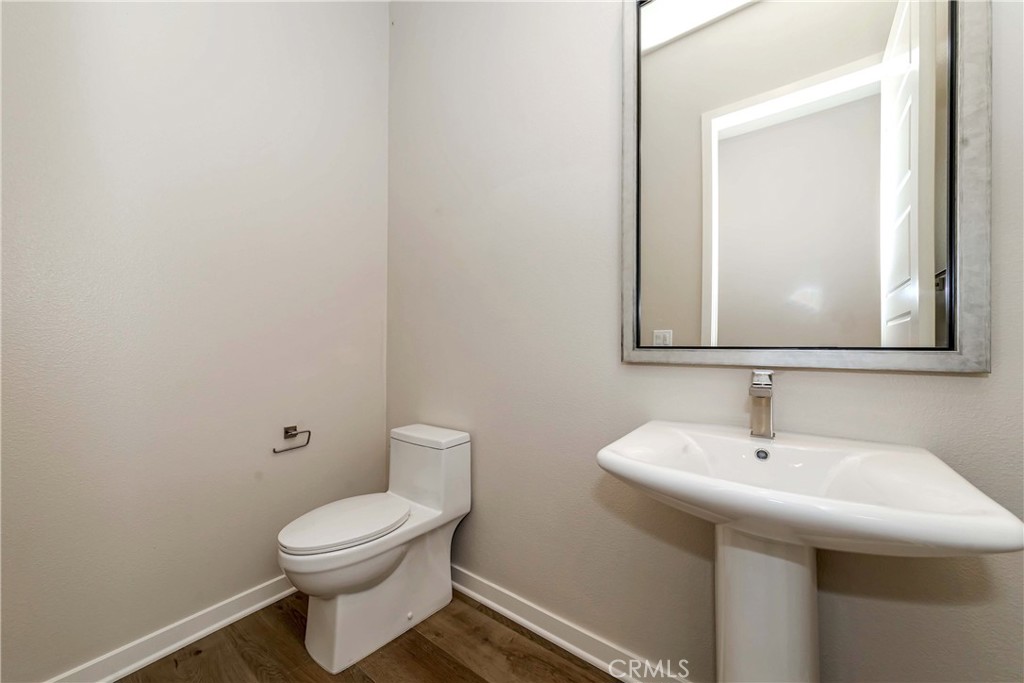 6521 Canyon Oaks Drive Simi Valley, CA 93063 - Photo 27 of 39 a bathroom with a toilet a sink and mirror