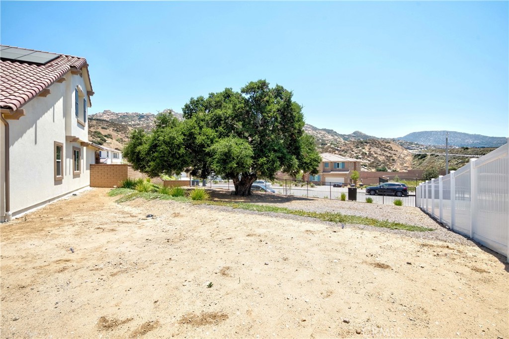 6521 Canyon Oaks Drive Simi Valley, CA 93063 - Photo 32 of 39 a view of a backyard of a house