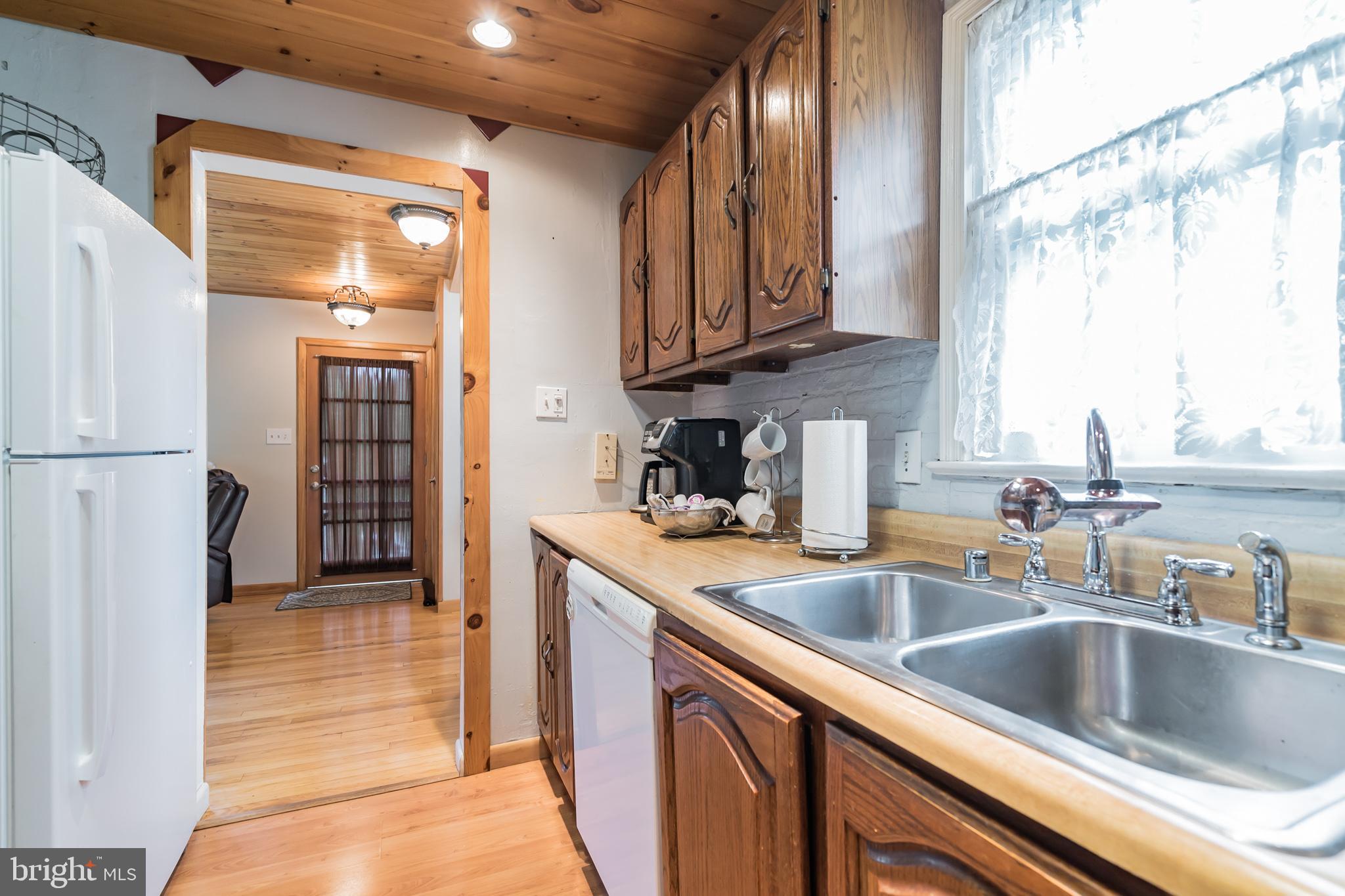 1003 Gilbert Road Rockville, MD 20851 - Photo 10 of 27 Natural sunlight flowing in!