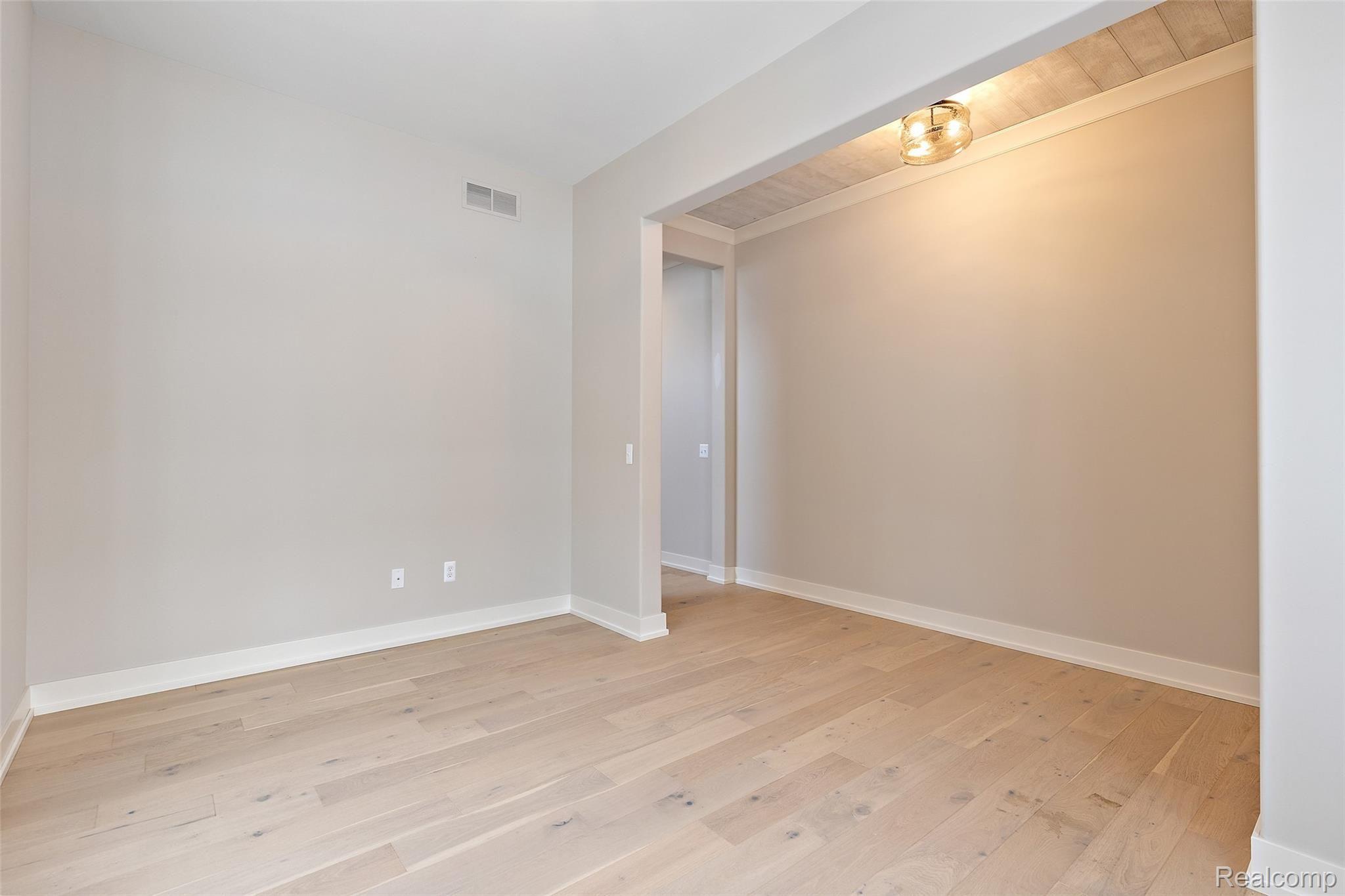 736 Elizabeth Street Rochester, MI 48307 - Photo 13 of 32 736 Elizabeth St-12.jpg