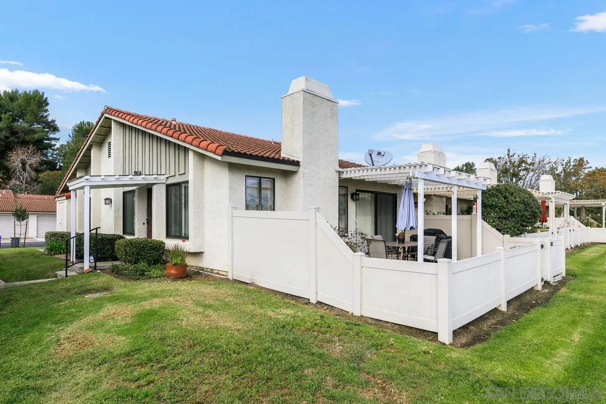 1974 Springdale Lane Encinitas, CA 92024 - Photo 2 of 25 Gallery Image 2