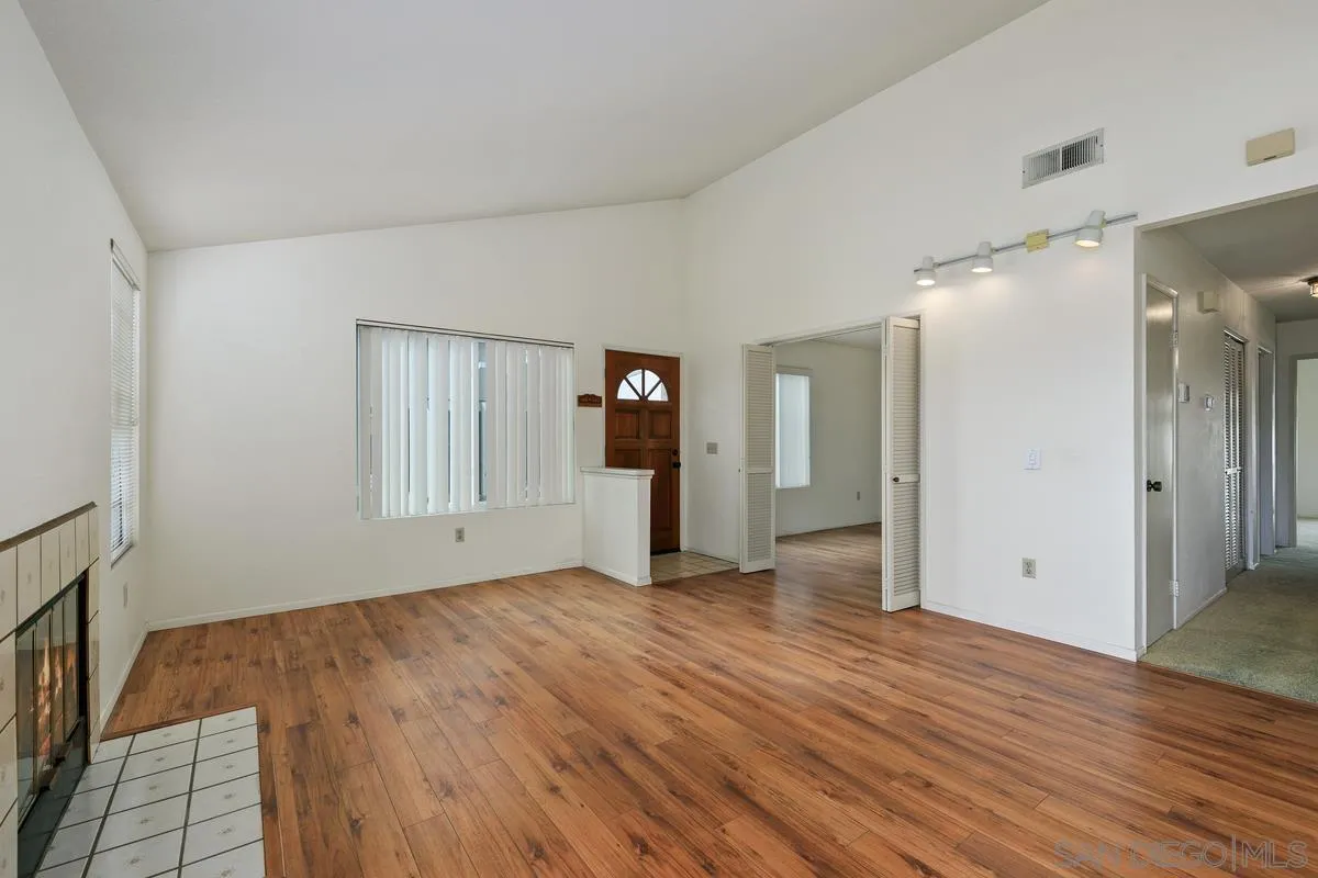 1974 Springdale Lane Encinitas, CA 92024 - Photo 5 of 25 Gallery Image 5