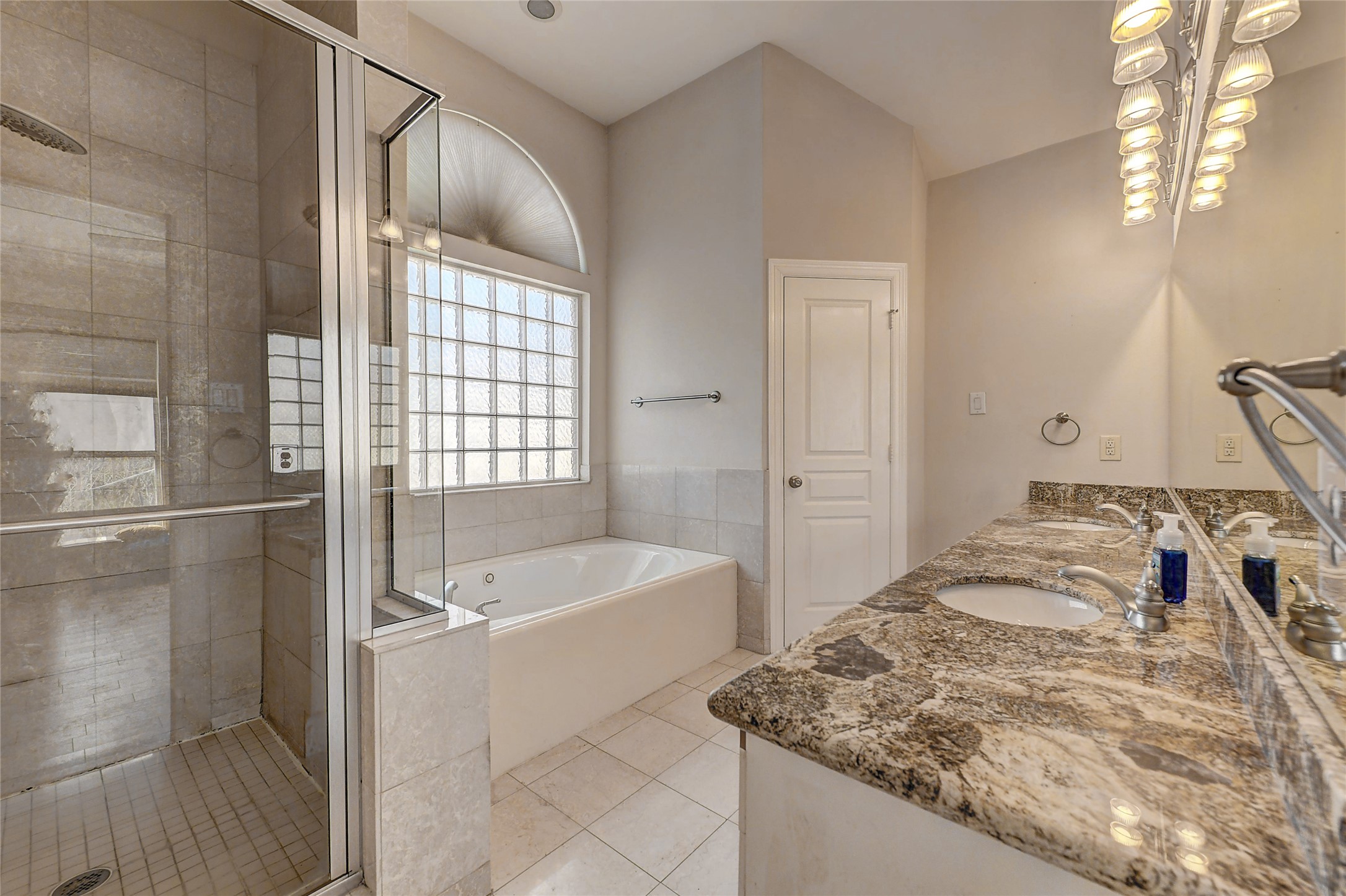 835 Rosine Street Houston, TX 77019 - Photo 17 of 18 a bathroom with a tub sink and mirror