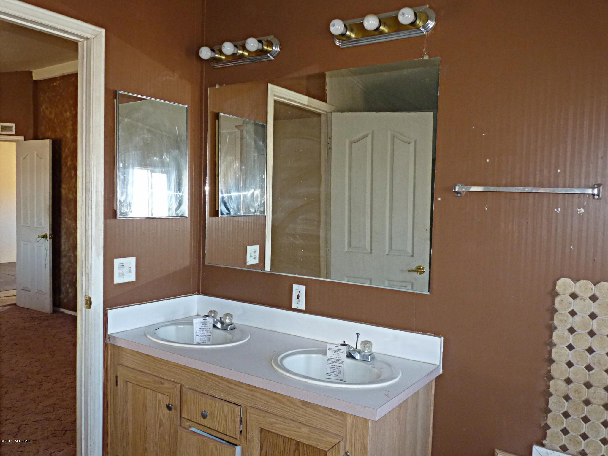 1155 North Rabbit Ridge Road Dewey, AZ 86327 - Photo 28 of 36 Master Bath view towards entrance