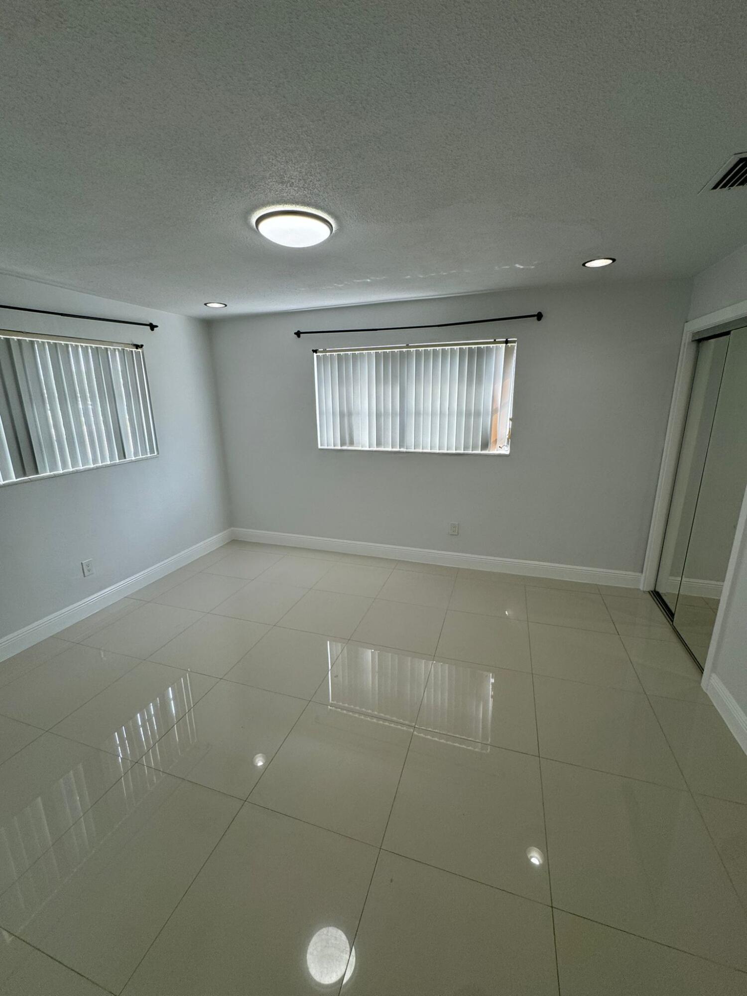 512 Southwest 7th Street, Unit 1 Hallandale Beach, FL 33009 - Photo 11 of 12 WhatsApp Image 2024-10-04 at 16.09.01_4c