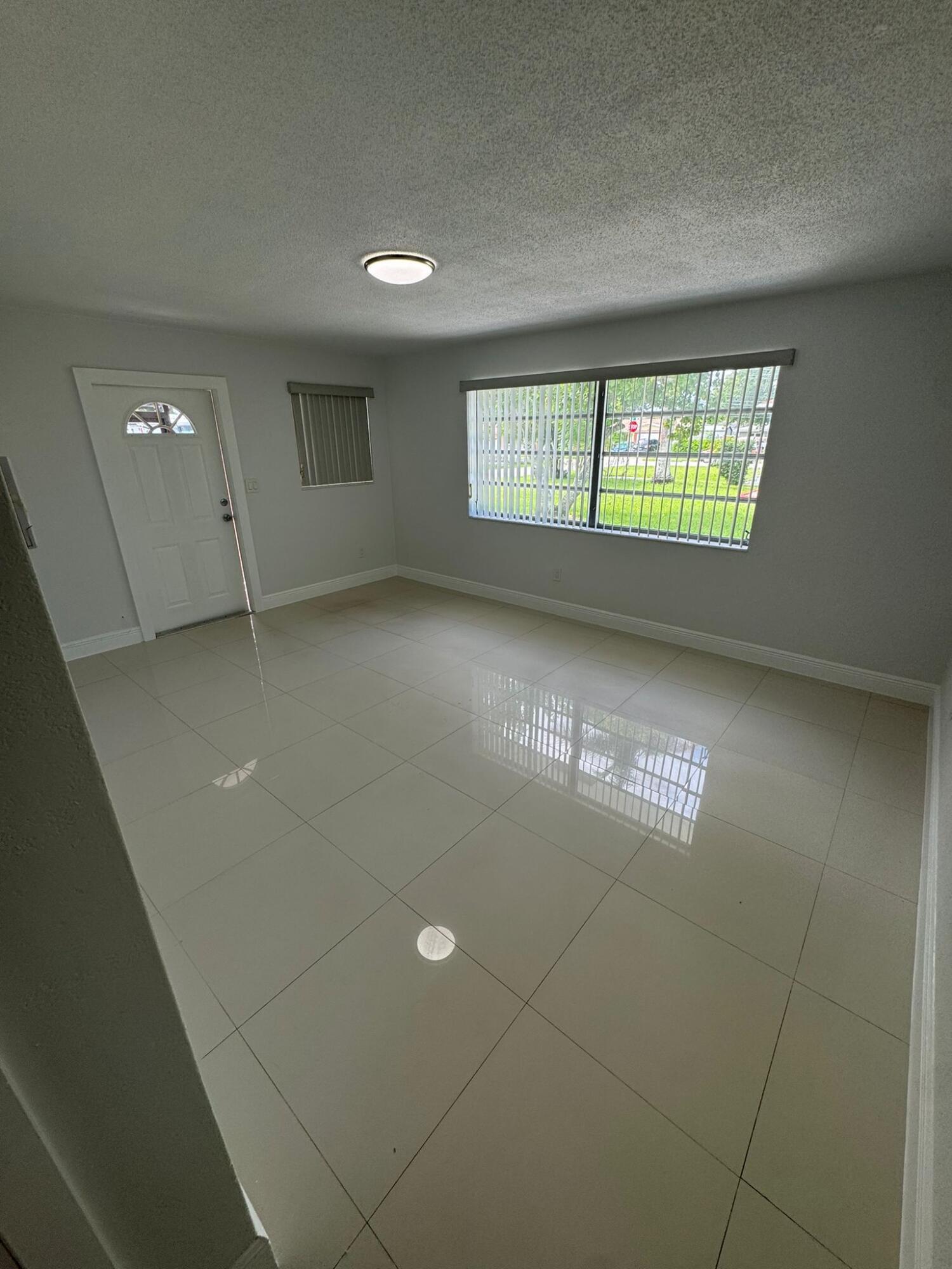 512 Southwest 7th Street, Unit 1 Hallandale Beach, FL 33009 - Photo 3 of 12 WhatsApp Image 2024-10-04 at 16.09.13_23