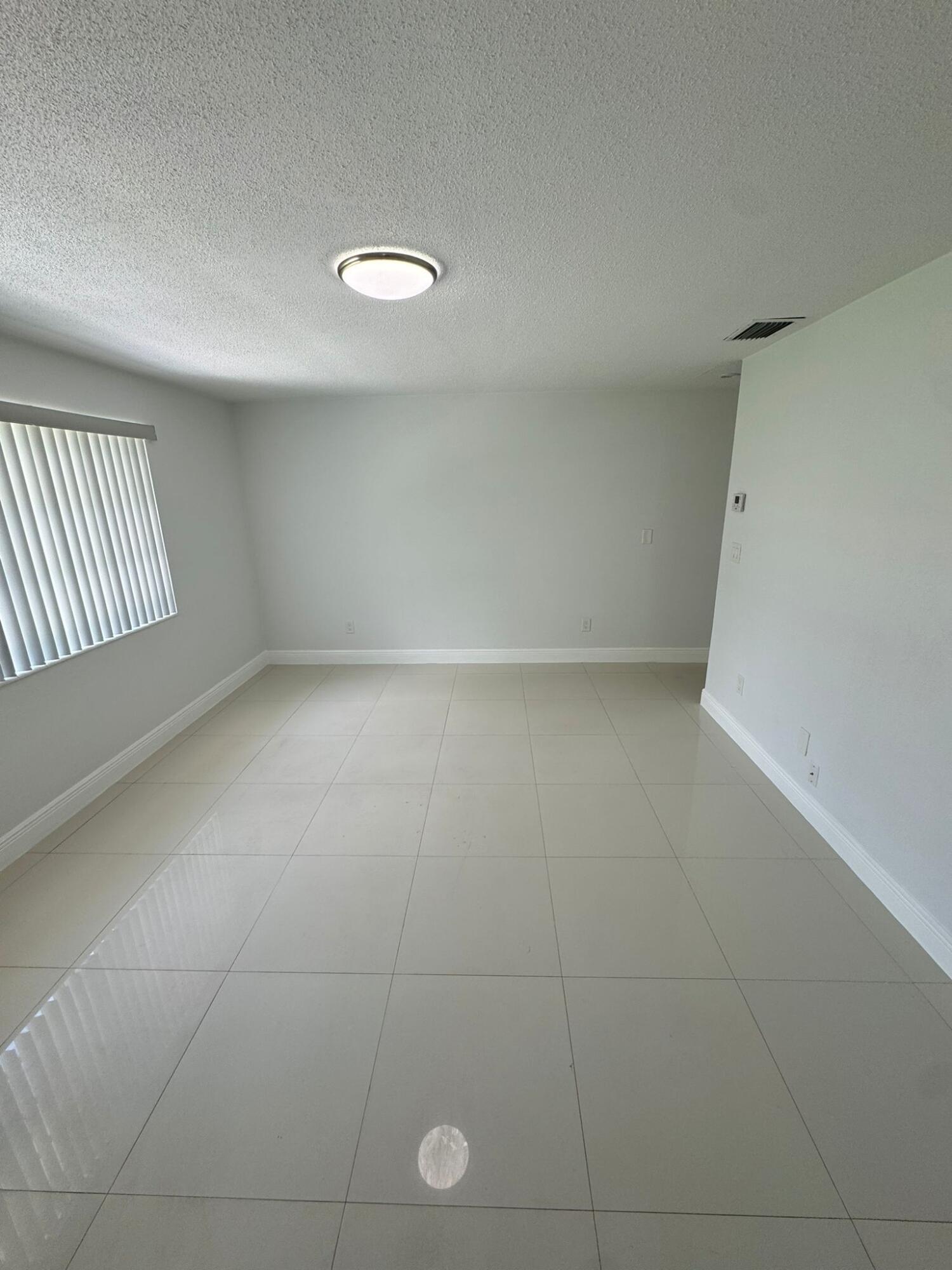 512 Southwest 7th Street, Unit 1 Hallandale Beach, FL 33009 - Photo 4 of 12 WhatsApp Image 2024-10-04 at 16.09.11_21