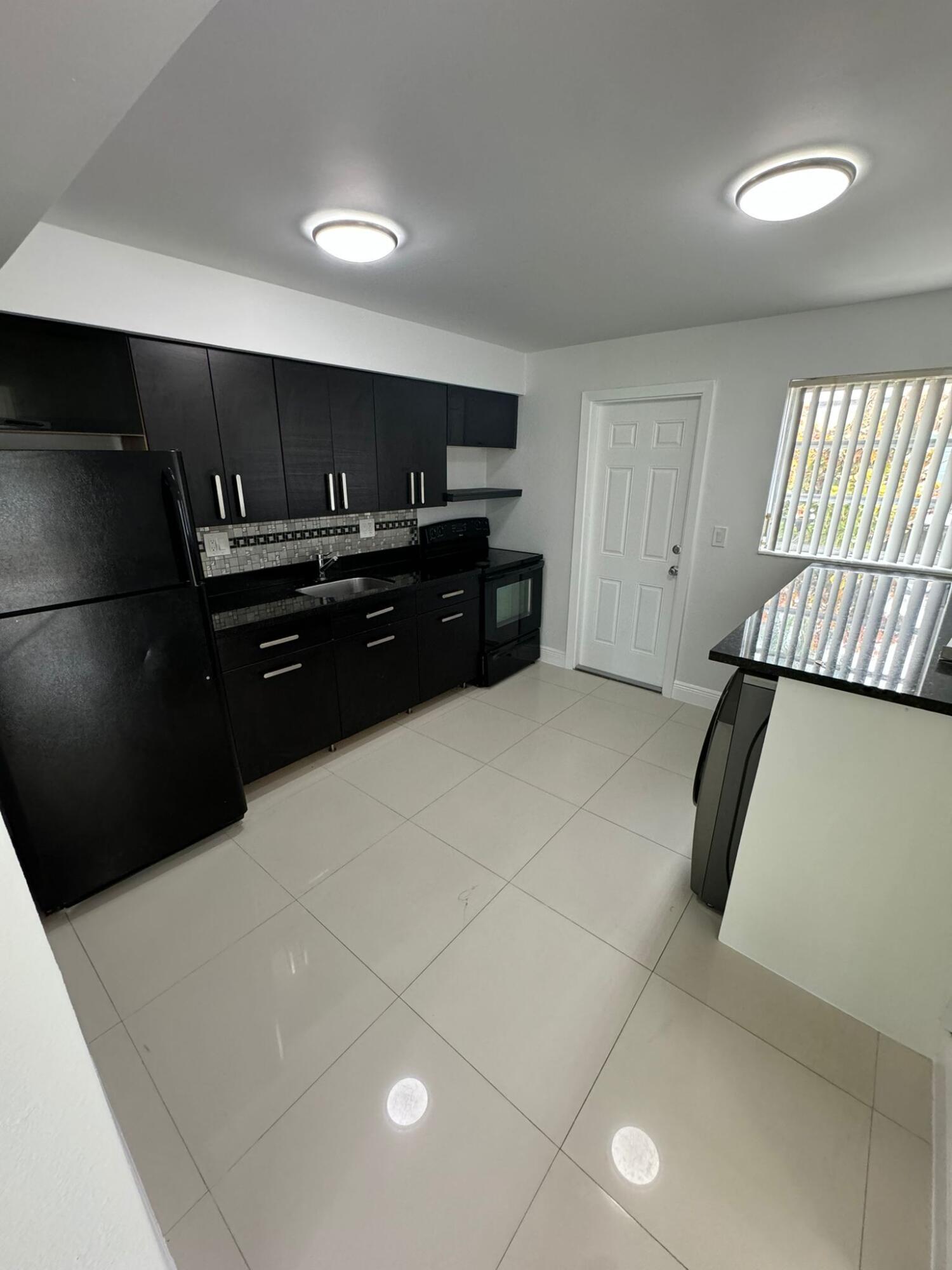 512 Southwest 7th Street, Unit 1 Hallandale Beach, FL 33009 - Photo 6 of 12 WhatsApp Image 2024-10-04 at 16.09.09_00