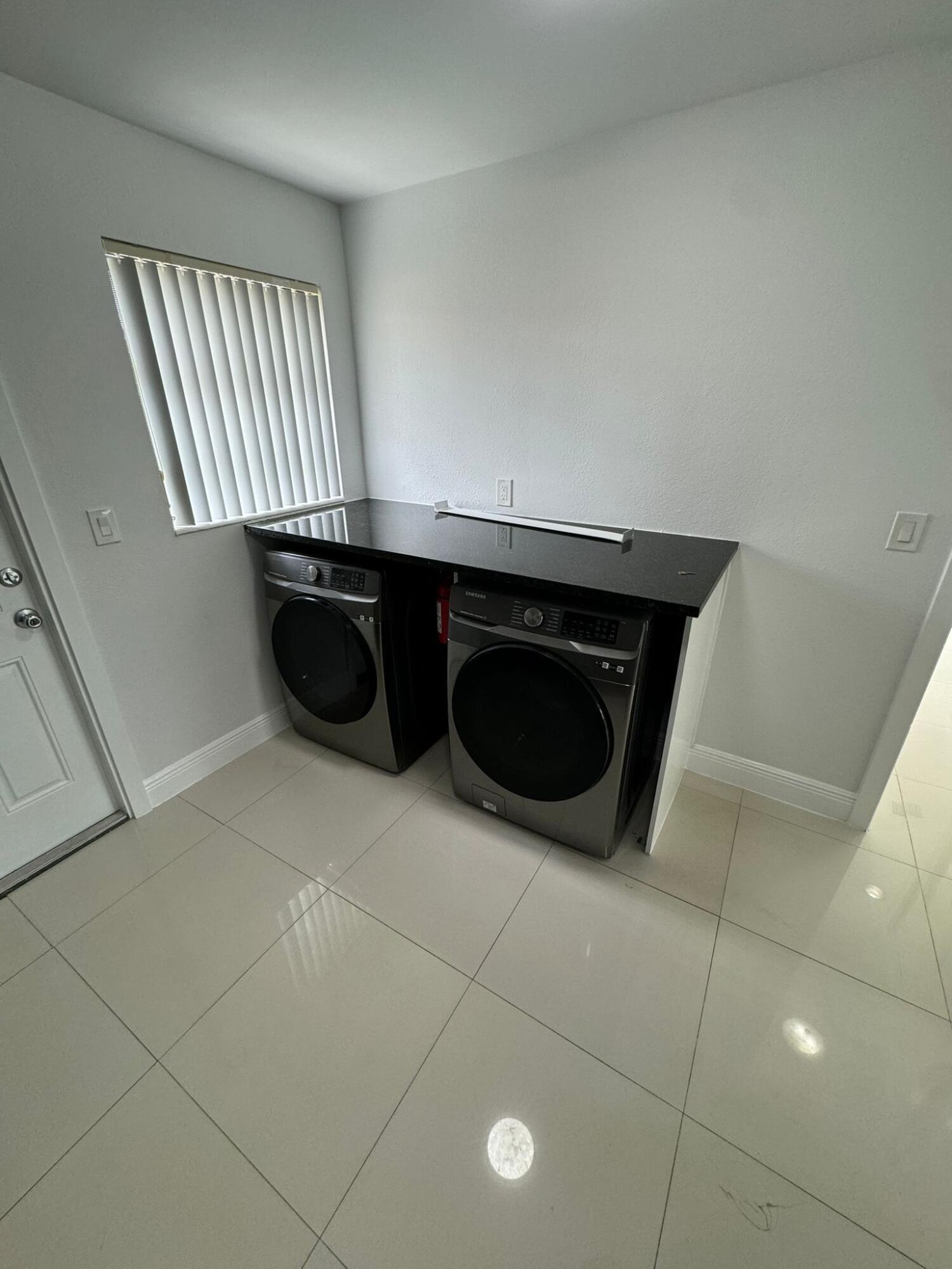 512 Southwest 7th Street, Unit 1 Hallandale Beach, FL 33009 - Photo 7 of 12 WhatsApp Image 2024-10-04 at 16.09.09_0d