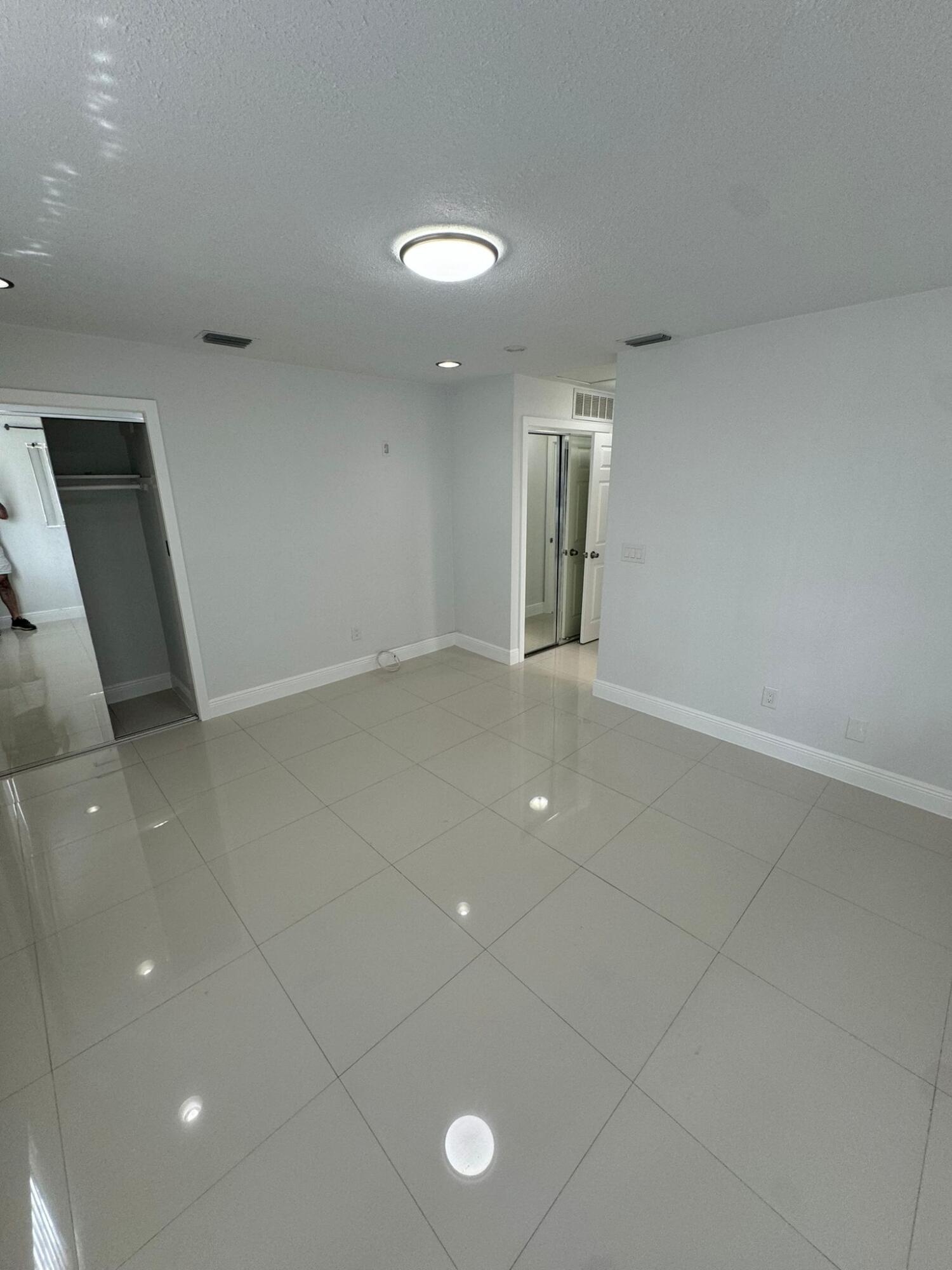 512 Southwest 7th Street, Unit 1 Hallandale Beach, FL 33009 - Photo 10 of 12 WhatsApp Image 2024-10-04 at 16.09.03_a5