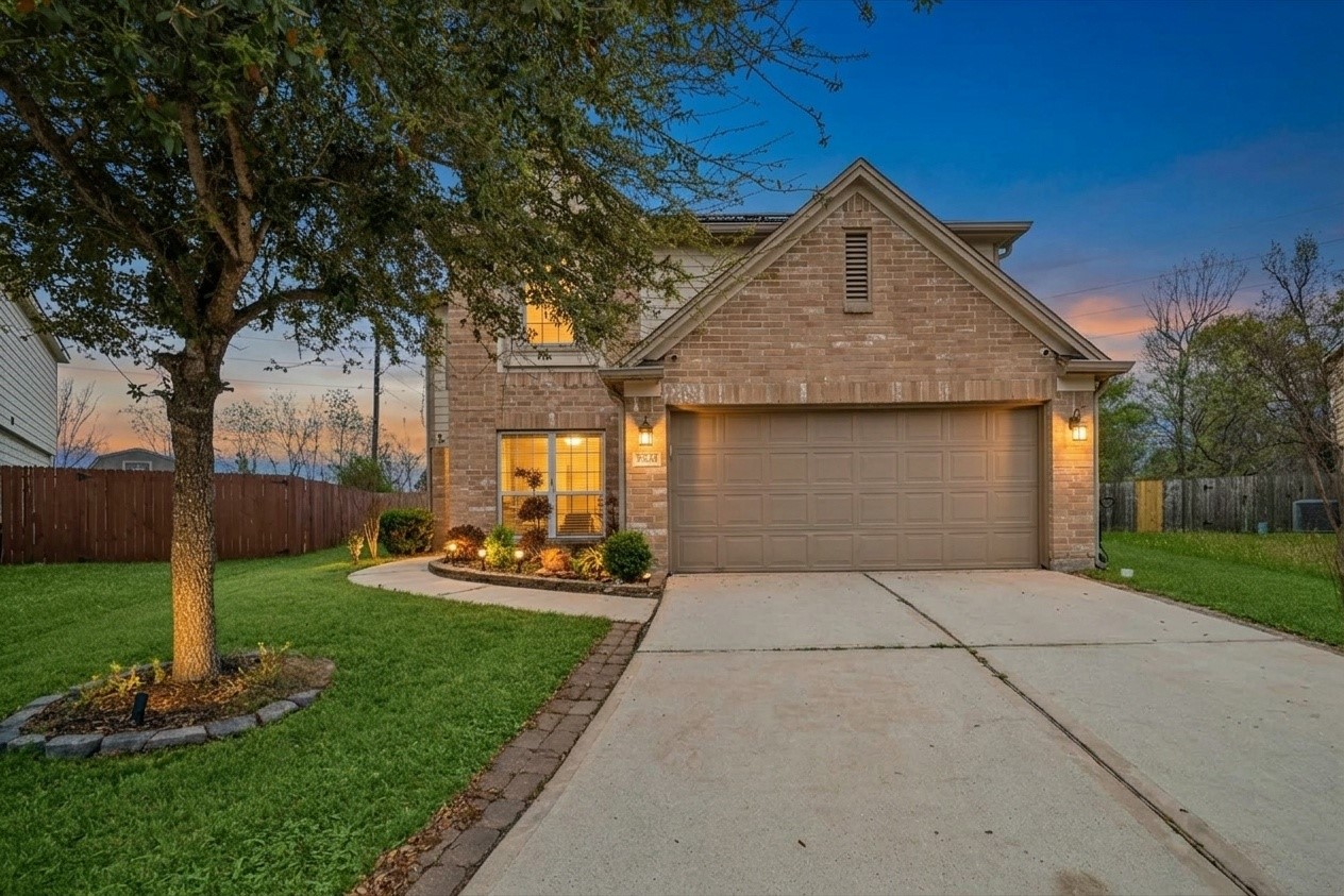 15642 South Fall Fern Circle Houston, TX 77044 - Photo 1 of 32 a front view of a house with a yard