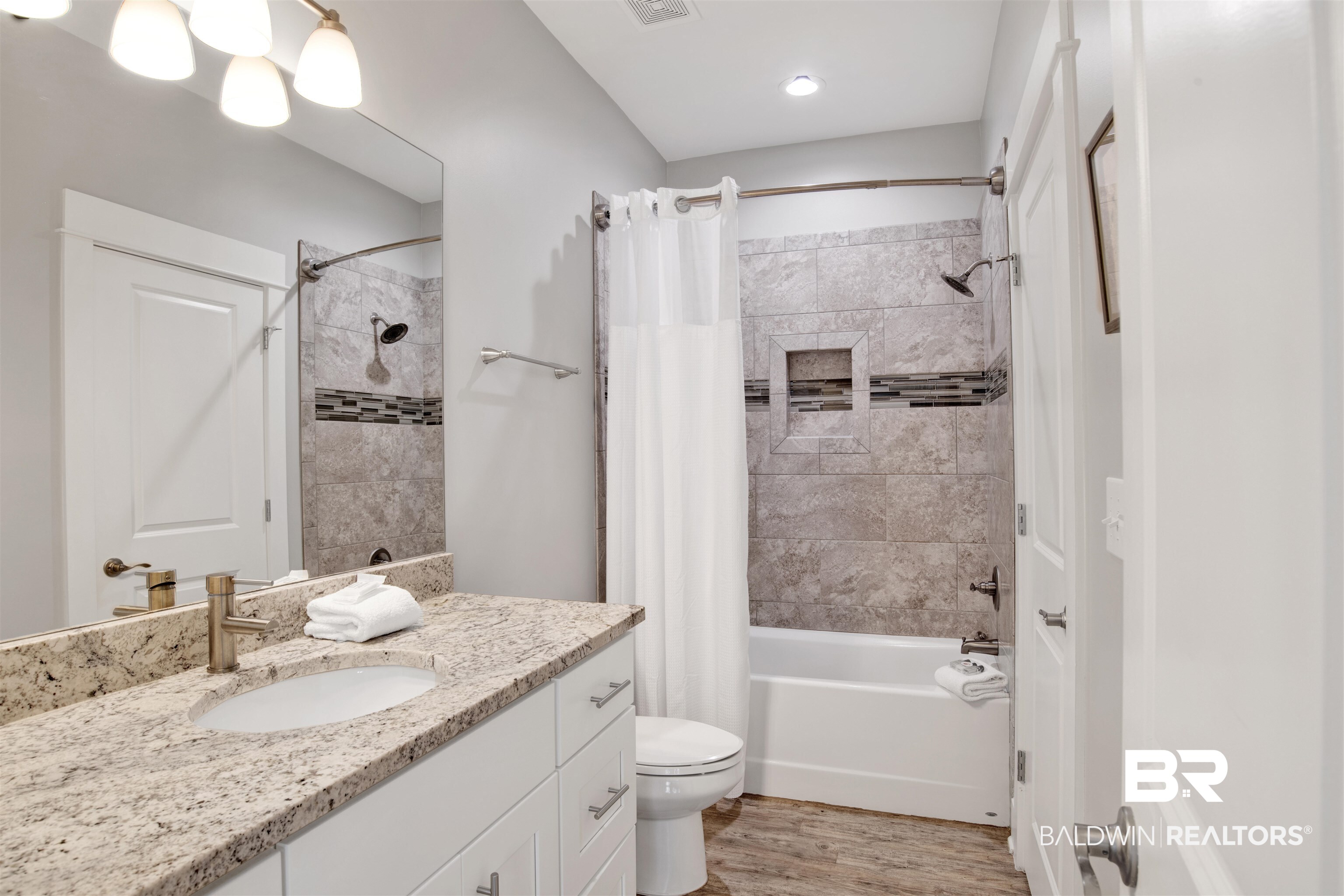 1932 West Beach Boulevard, Unit R Gulf Shores, AL 36542 - Photo 25 of 29 Bathroom 3