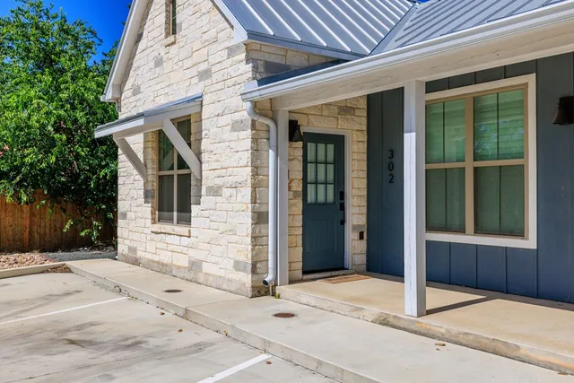 $325,000 | 502 South Eagle Street, Unit 302, Fredericksburg, TX 78624