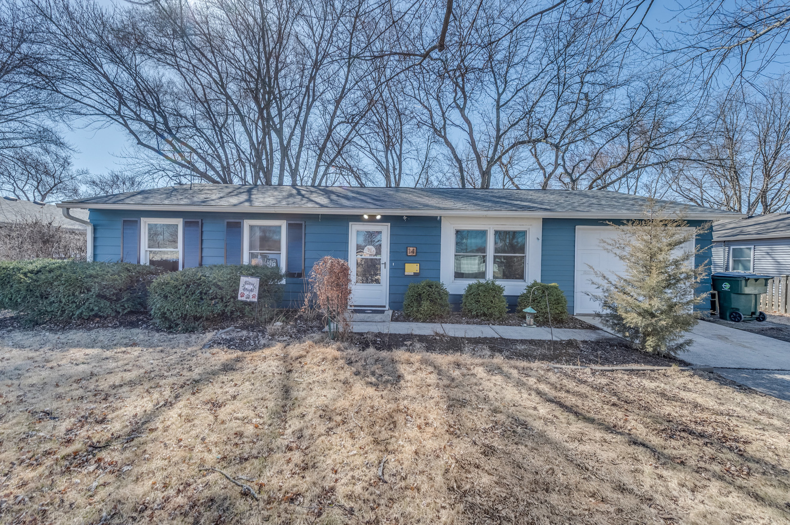 14 Pomeroy Road Montgomery, IL 60538 - Photo 1 of 19 a front view of a house with garden