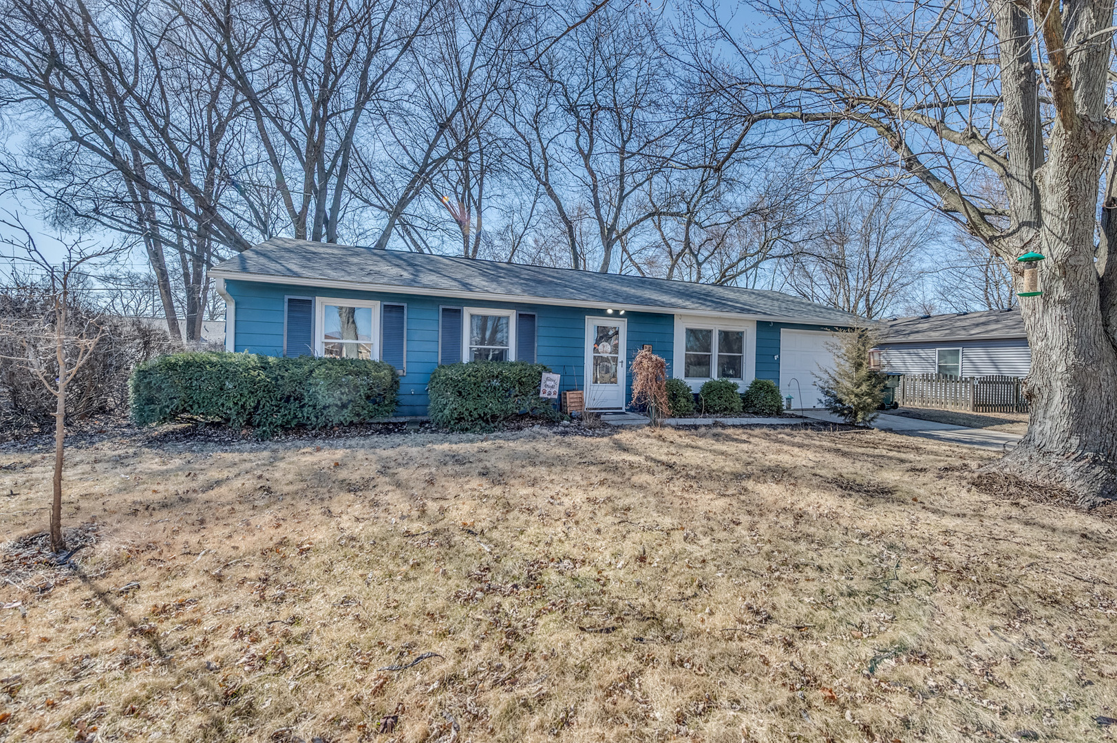 14 Pomeroy Road Montgomery, IL 60538 - Photo 2 of 19 a front view of a house with garden