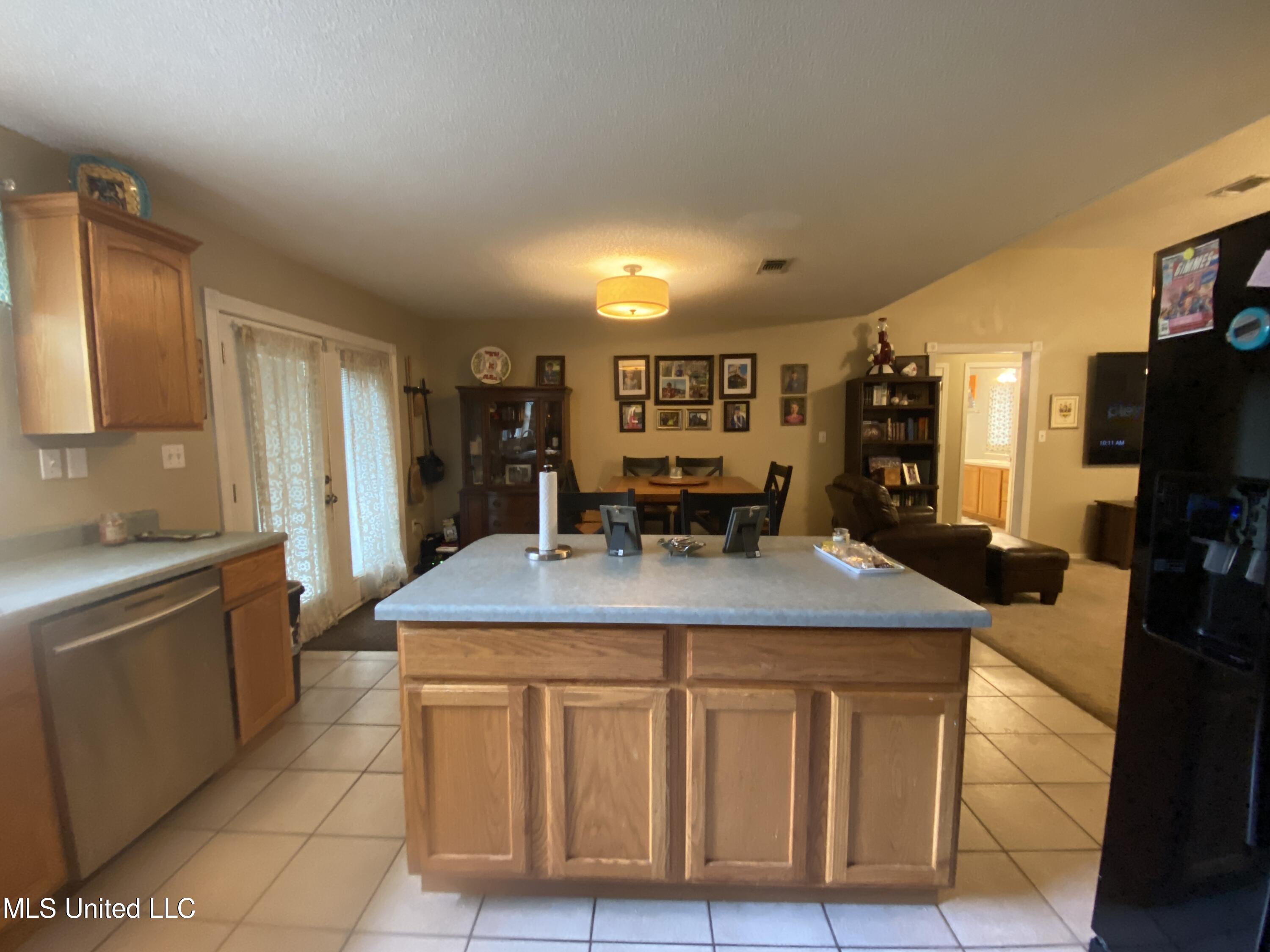 9216 Old Walnut Road Ocean Springs, MS 39564 - Photo 8 of 22 9216 kitbar