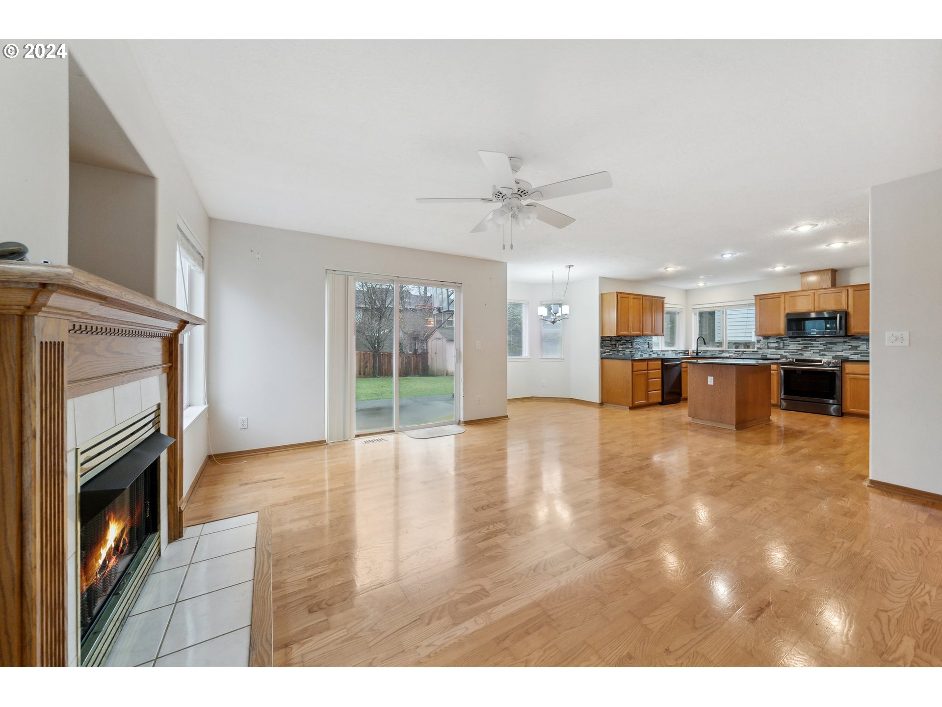527 Southwest 27th Way Troutdale, OR 97060 - Photo 20 of 41 a view of an empty room with a kitchen
