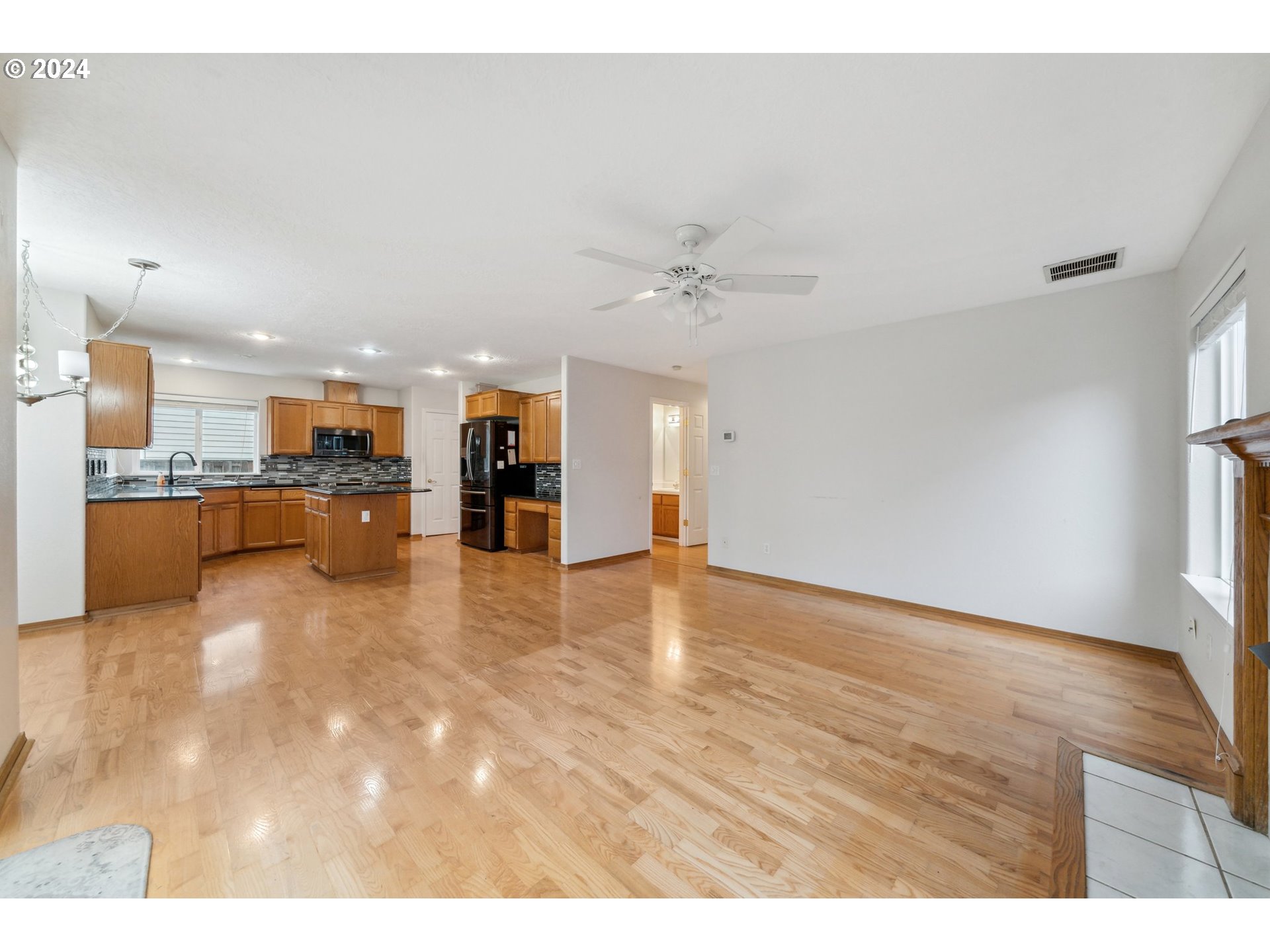 527 Southwest 27th Way Troutdale, OR 97060 - Photo 21 of 41 a view of kitchen with a sink