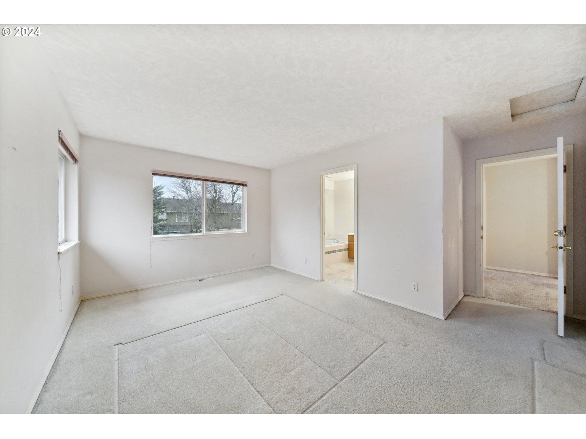 527 Southwest 27th Way Troutdale, OR 97060 - Photo 25 of 41 a view of an empty room with a window
