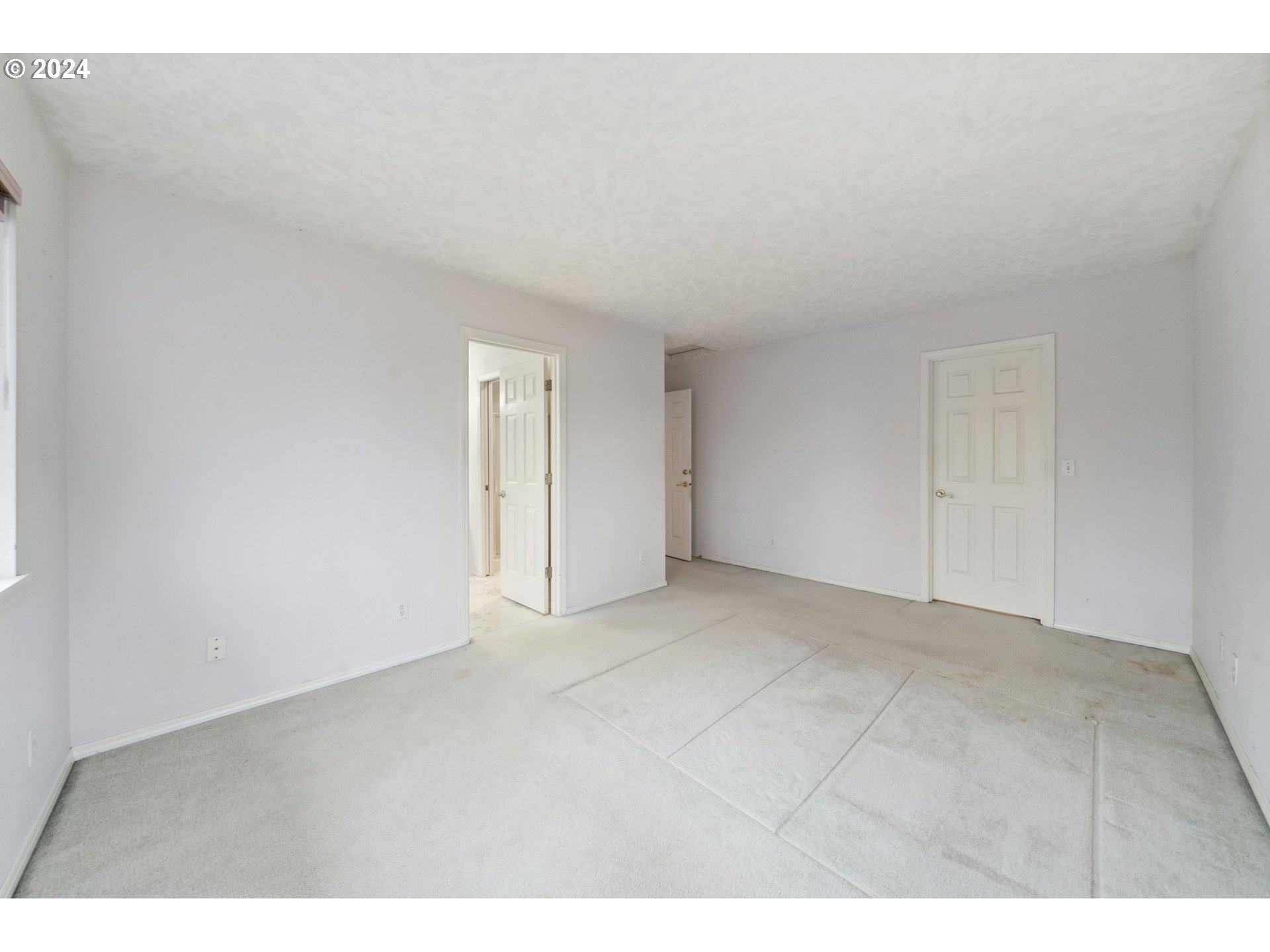 527 Southwest 27th Way Troutdale, OR 97060 - Photo 26 of 41 a view of an empty room and chandelier fan