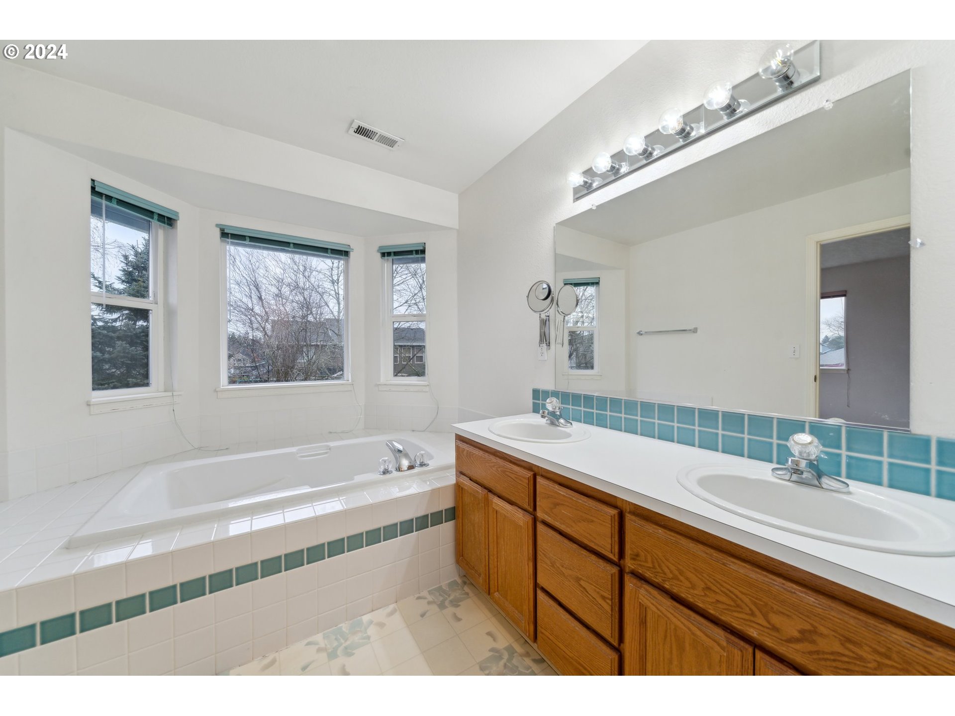 527 Southwest 27th Way Troutdale, OR 97060 - Photo 27 of 41 a bathroom with a tub a sink and mirror
