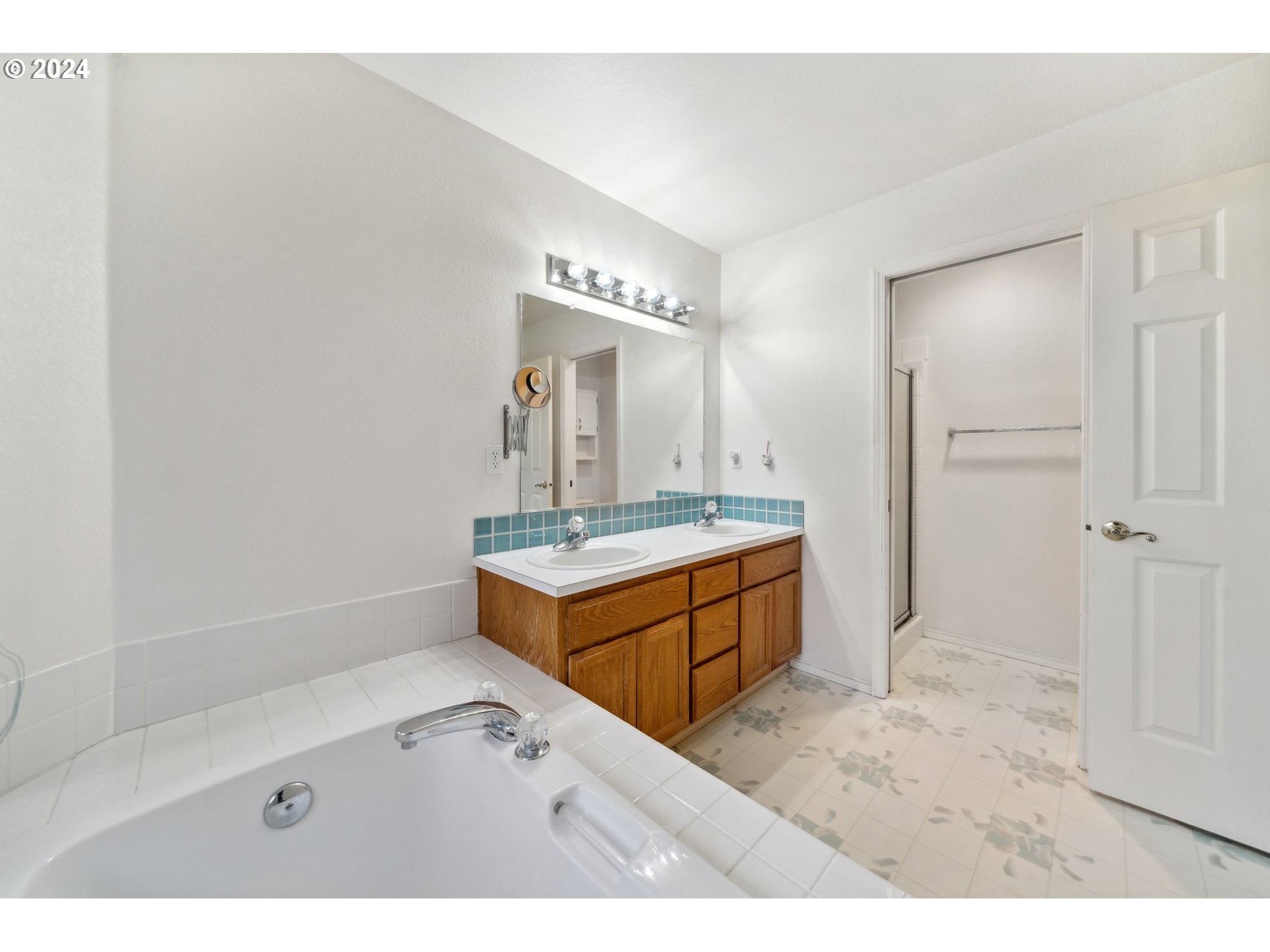 527 Southwest 27th Way Troutdale, OR 97060 - Photo 28 of 41 a bathroom with a tub sink and mirror
