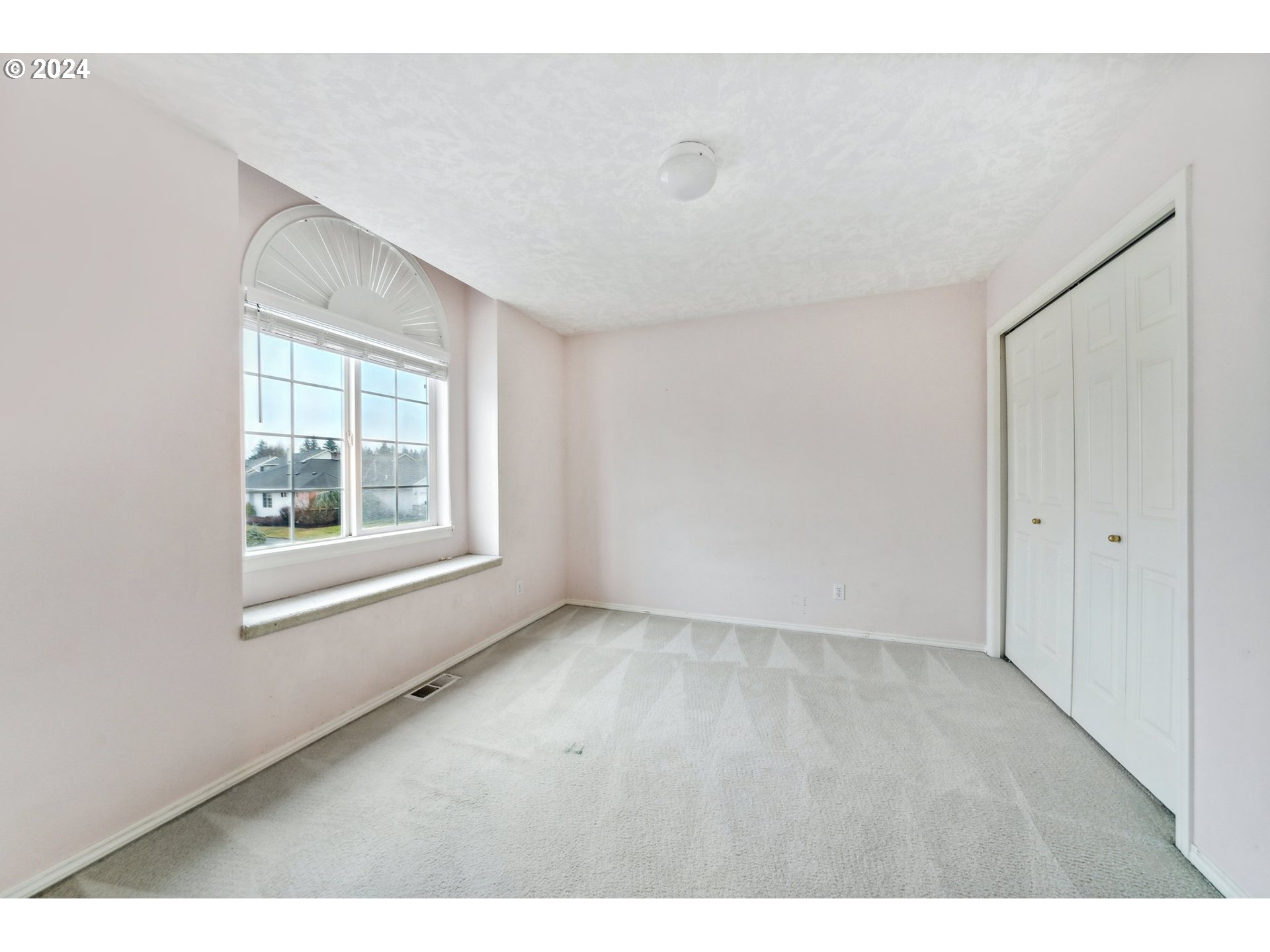 527 Southwest 27th Way Troutdale, OR 97060 - Photo 33 of 41 a view of an empty room with a window
