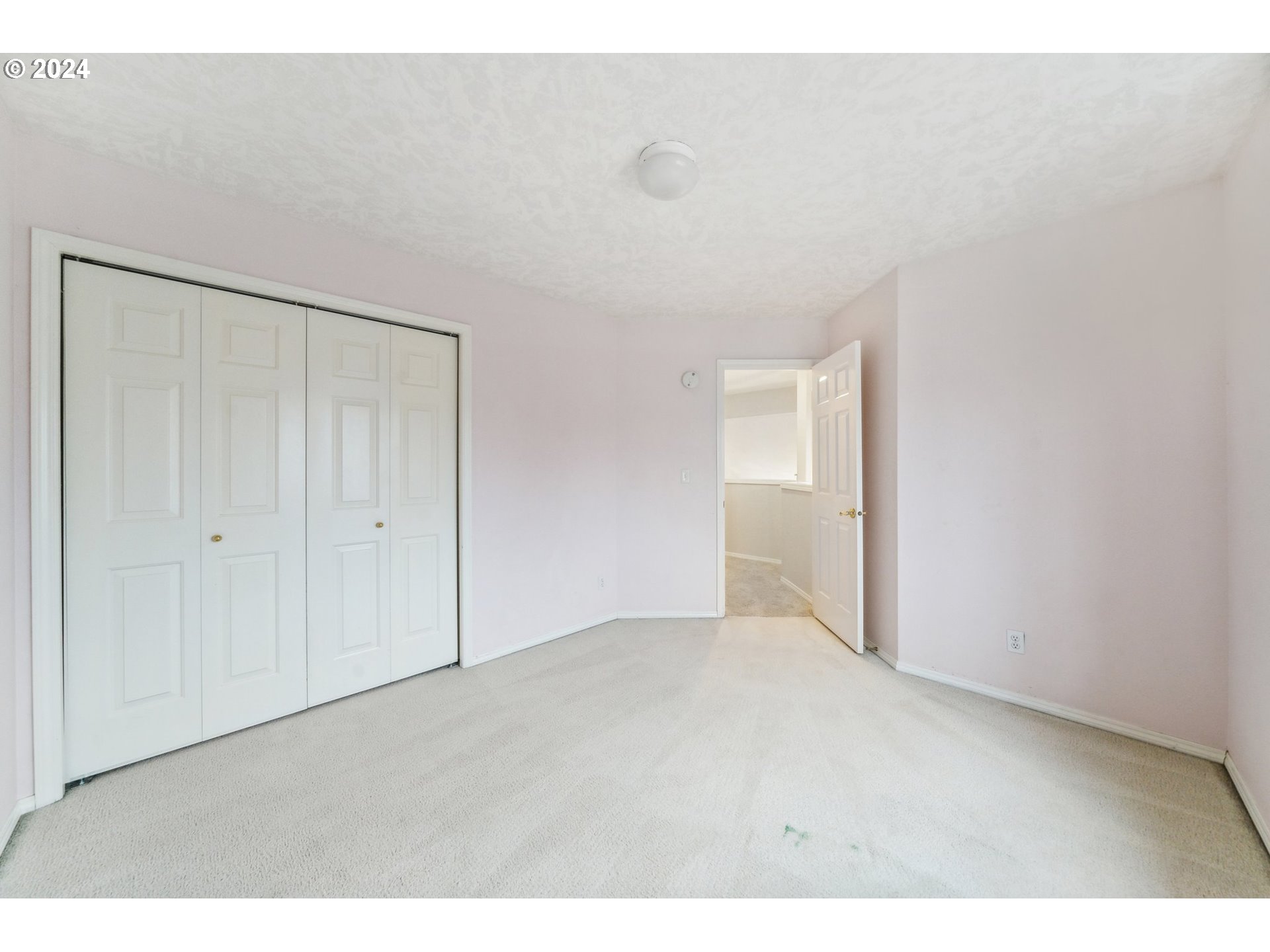 527 Southwest 27th Way Troutdale, OR 97060 - Photo 34 of 41 a view of an empty room