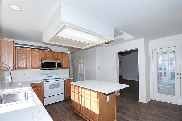 $2,600 | 8221 Edgewater Drive, Frisco, TX 75034