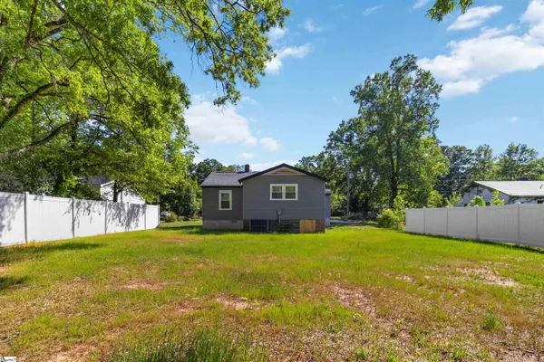$215,000 | 809 East Ferguson Street, Clinton, SC 29325