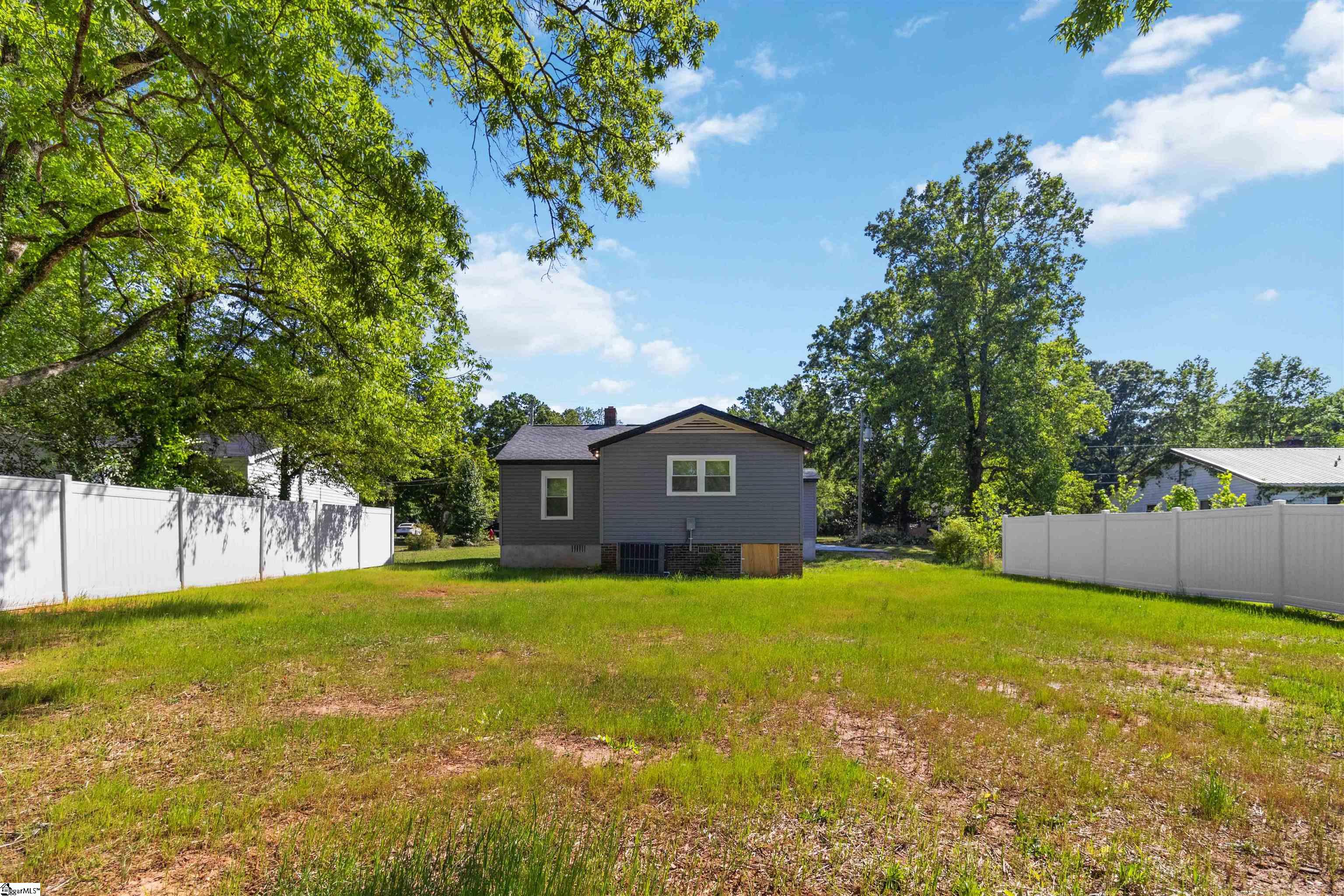 809 East Ferguson Street Clinton, SC 29325 - Photo 12 of 13
