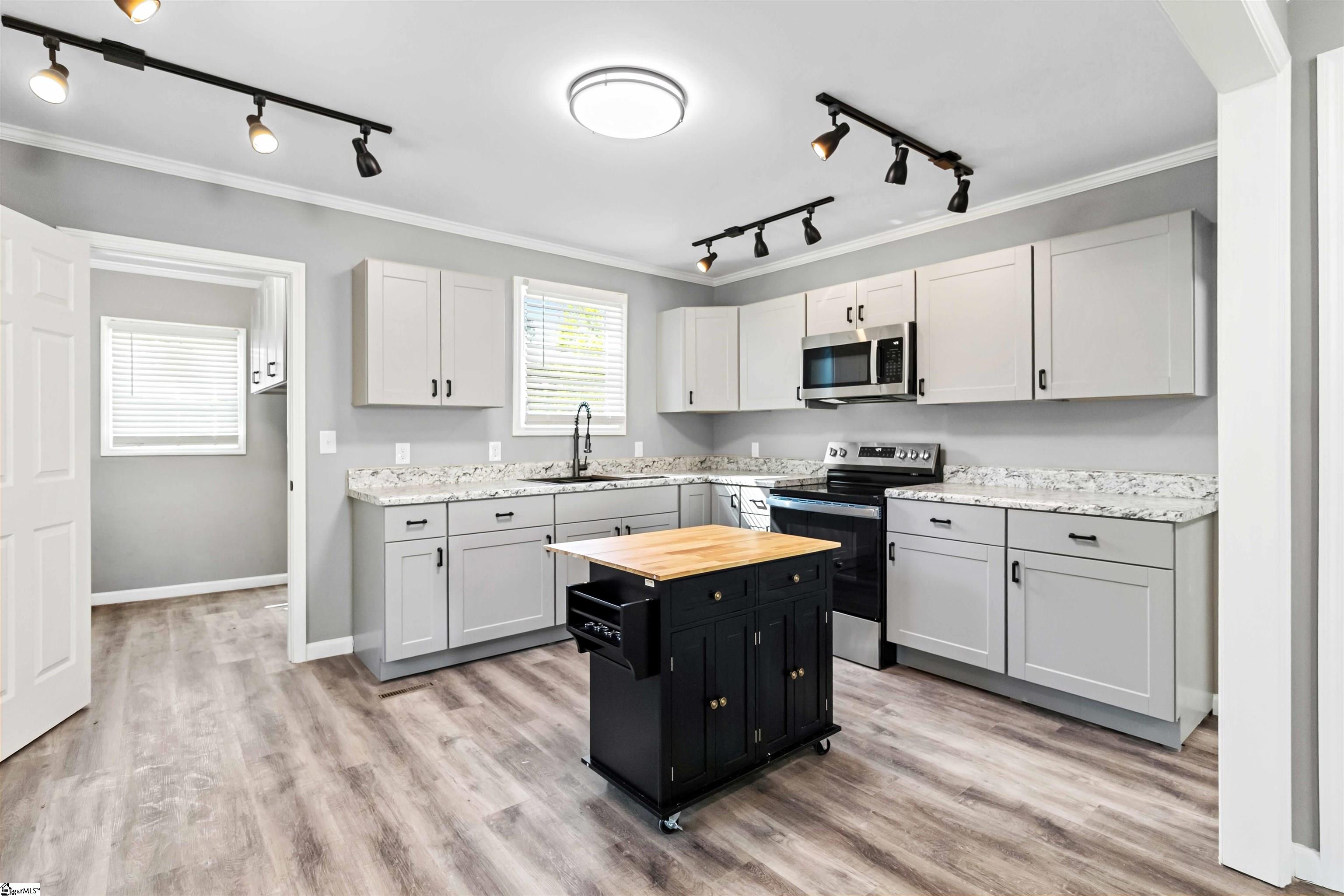 809 East Ferguson Street Clinton, SC 29325 - Photo 4 of 13
