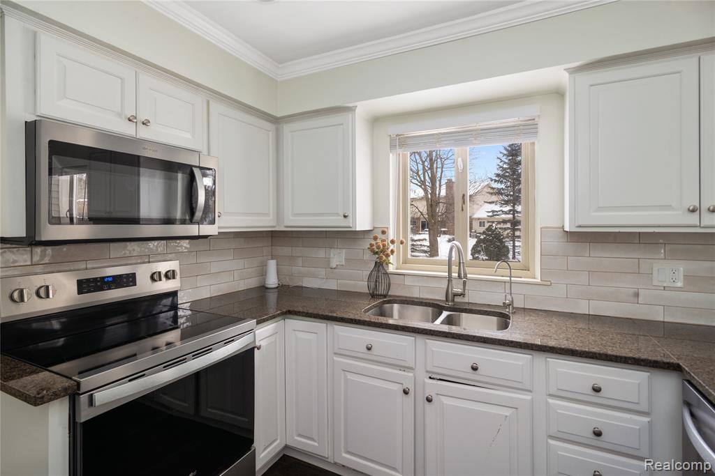 1659 Dennett Lane Rochester Hills, MI 48307 - Photo 11 of 49