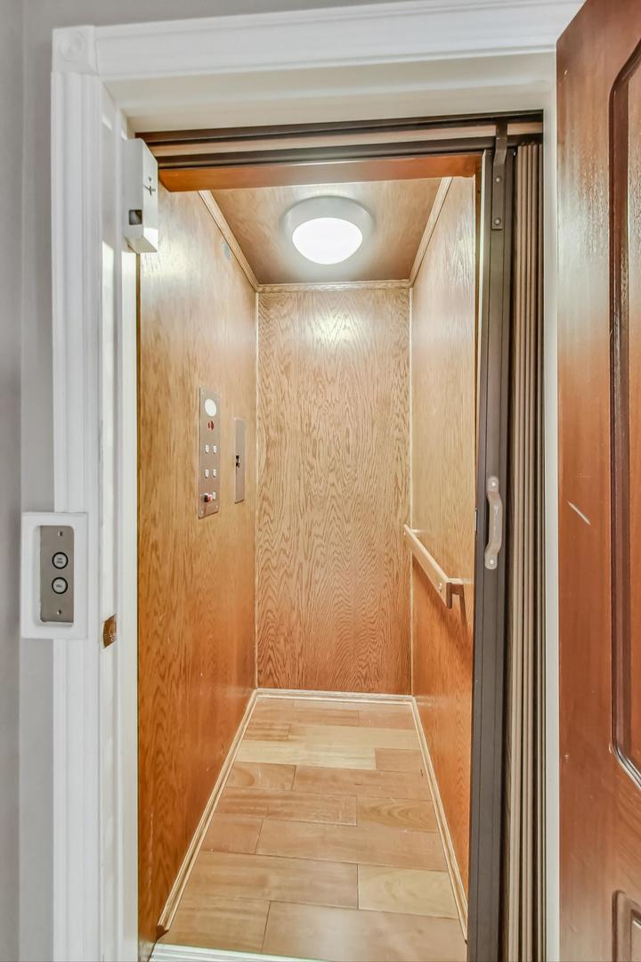 105 Fuller Road Hinsdale, IL 60521 - Photo 4 of 57 a view of a hallway