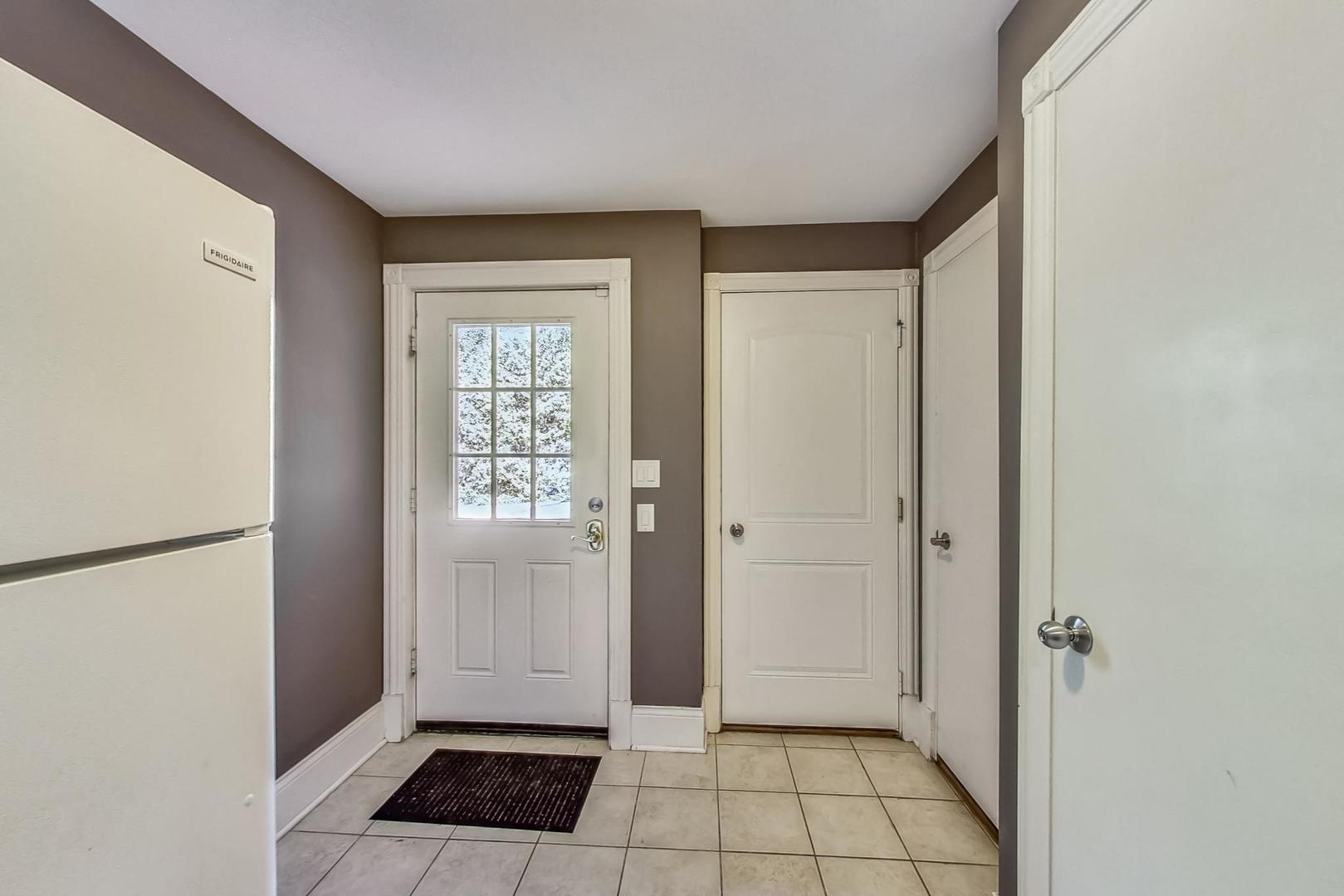 105 Fuller Road Hinsdale, IL 60521 - Photo 48 of 57 a view of an empty room with window