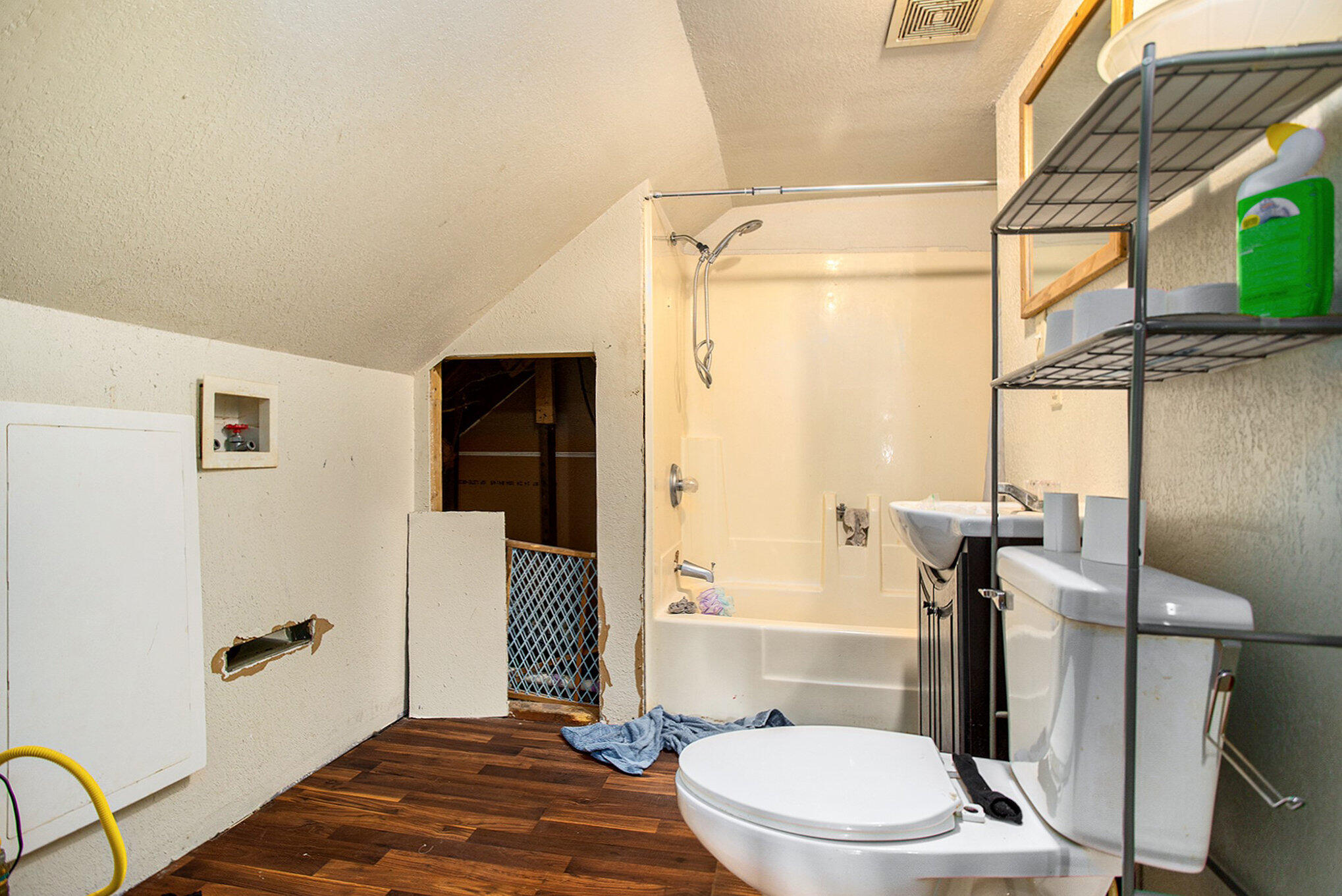 143 Rook Street Battle Creek, MI 49014 - Photo 21 of 26 Upstairs Bath