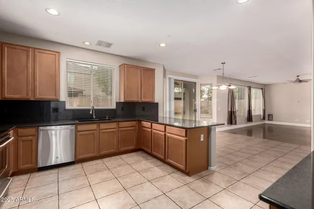 $3,075 | 6018 West Dnp Armls-4694 Lane, Glendale, AZ 85308