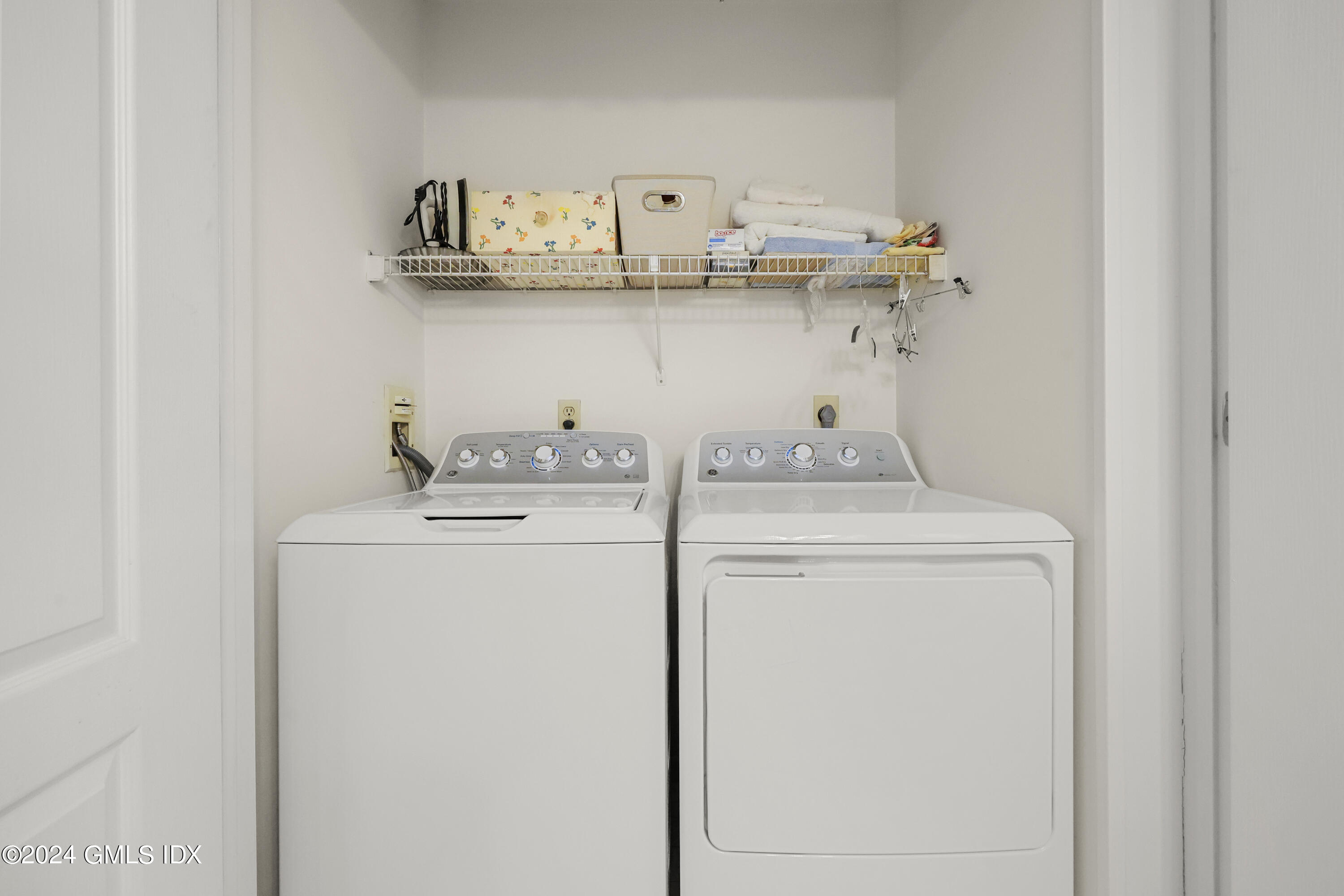 162 Colonial Road, Unit 12 Stamford, CT 06906 - Photo 20 of 38 a utility room with dryer and washer