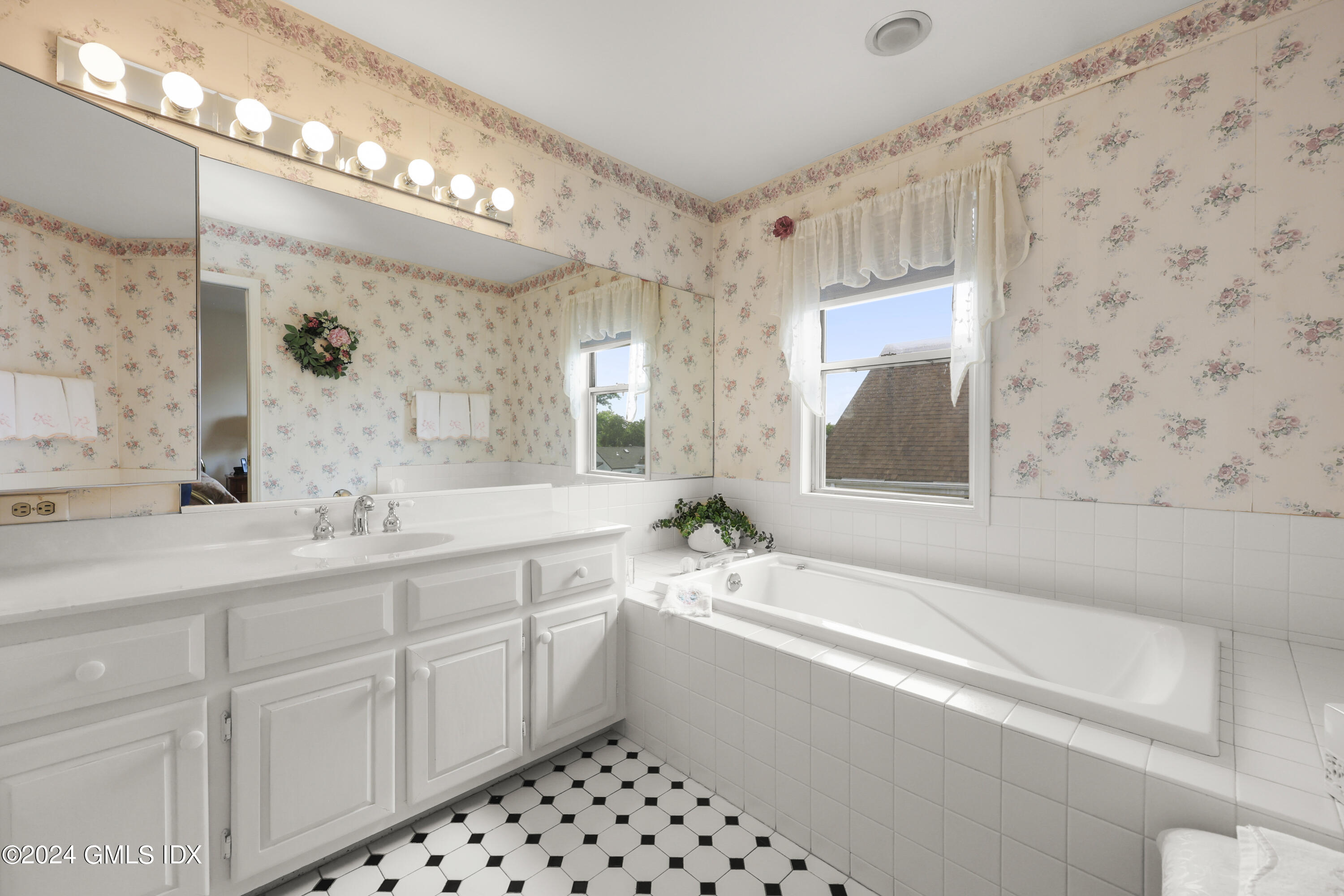 162 Colonial Road, Unit 12 Stamford, CT 06906 - Photo 25 of 38 a bathroom with a bathtub a sink and a large mirror